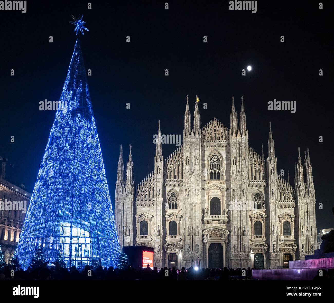 Milano, Lombardia, Italia. Dicembre 2019. Piazza del Duomo a Natale con un albero luminoso blu di fronte alla facciata del Duomo Foto Stock