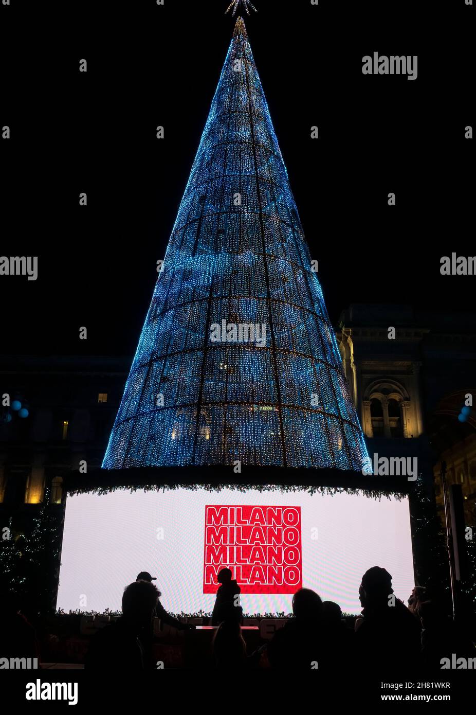 Milano, Lombardia, Italia. Dicembre 2019. Vista notturna di un grande albero di Natale con luci blu in piazza del Duomo di Milano. Foto Stock