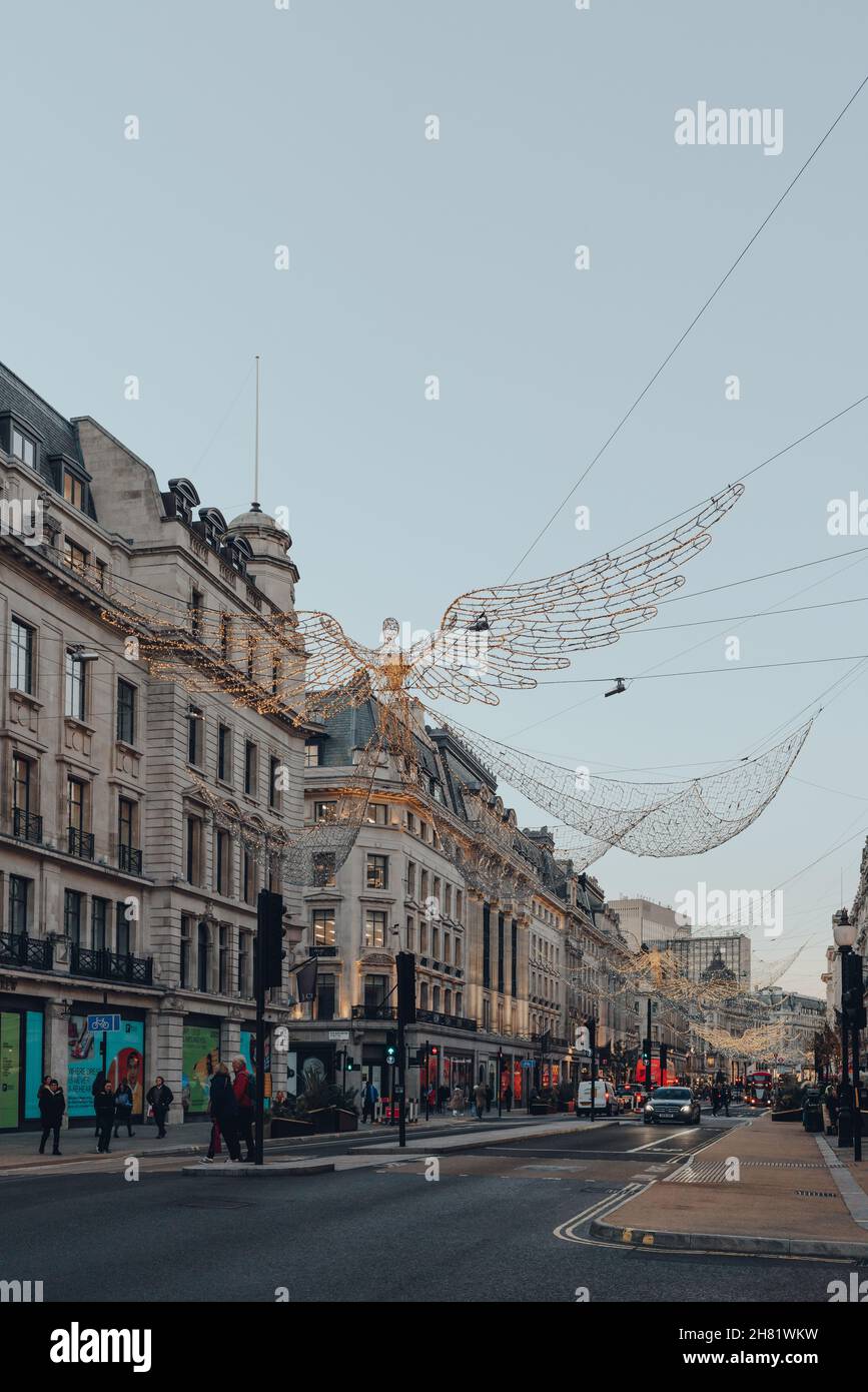 Londra, UK - 23 novembre 2021: Angel luci e decorazioni natalizie su Regent Street, una delle principali vie dello shopping nel West End, Londra, selettivo per Foto Stock