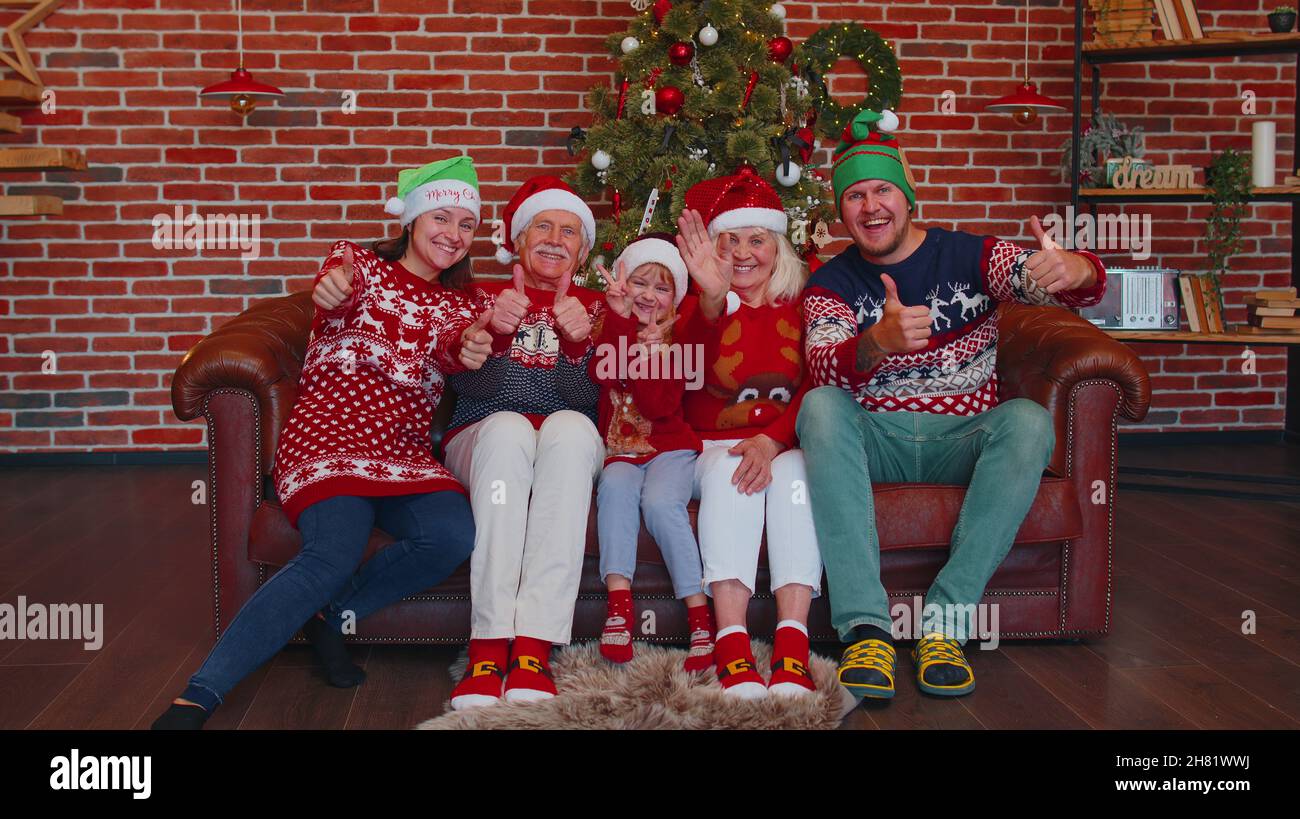 Famiglia multigenerazionale scattando foto selfie sul telefono mobile del timer alla casa decorata di Natale Foto Stock