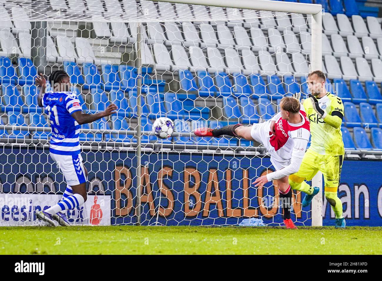 DOETINCHEM, PAESI BASSI - NOVEMBRE 26: Max de Waal di Ajax Amsterdam U21, Jeffry Fortes di De Graafschap, portiere Hidde Jurjus di De Graafschap durante la partita Keuken Kampioen Divisie tra De Graafschap e Jong Ajax a De Vijverberg il 26 novembre 2021 a Doetinchem, Paesi Bassi (Foto di Rene Nijhuis/Orange Pictures Credit): Orange Pics BV/Alamy Live News Foto Stock