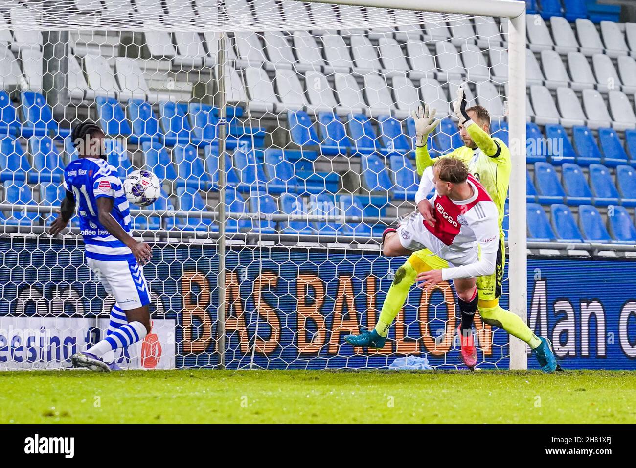 DOETINCHEM, PAESI BASSI - NOVEMBRE 26: Max de Waal di Ajax Amsterdam U21, Jeffry Fortes di De Graafschap, portiere Hidde Jurjus di De Graafschap durante la partita Keuken Kampioen Divisie tra De Graafschap e Jong Ajax a De Vijverberg il 26 novembre 2021 a Doetinchem, Paesi Bassi (Foto di Rene Nijhuis/Orange Pictures Credit): Orange Pics BV/Alamy Live News Foto Stock