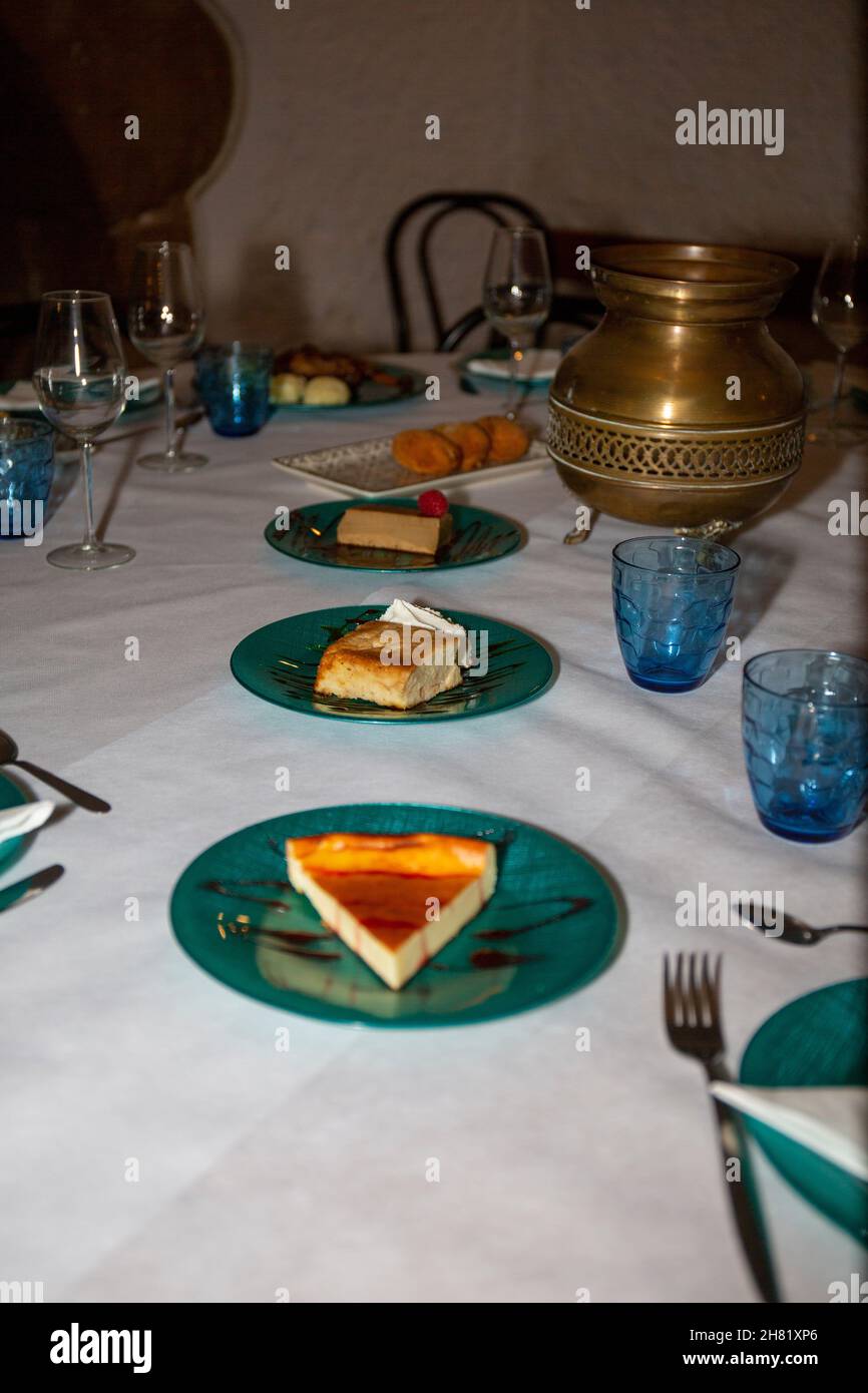 Porzione di una cheesecake yummy sul tavolo da dessert Foto Stock