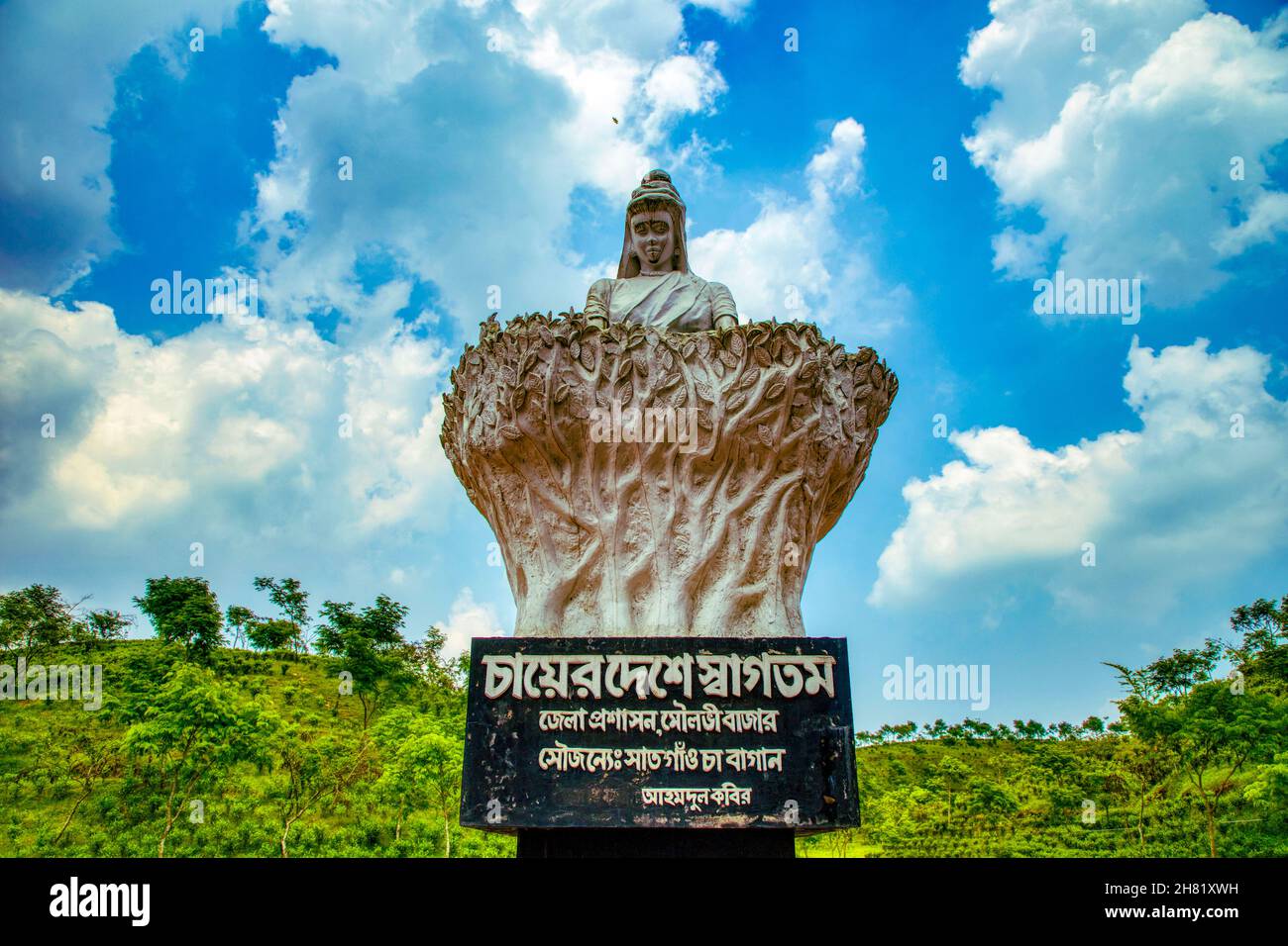 Statua di una donna che spandisce il tè all'ingresso del distretto di Moulvibazar del Bangladesh. Foto Stock