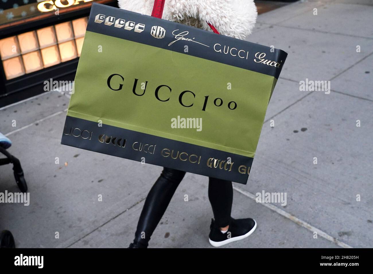 Black gucci bag immagini e fotografie stock ad alta risoluzione - Alamy