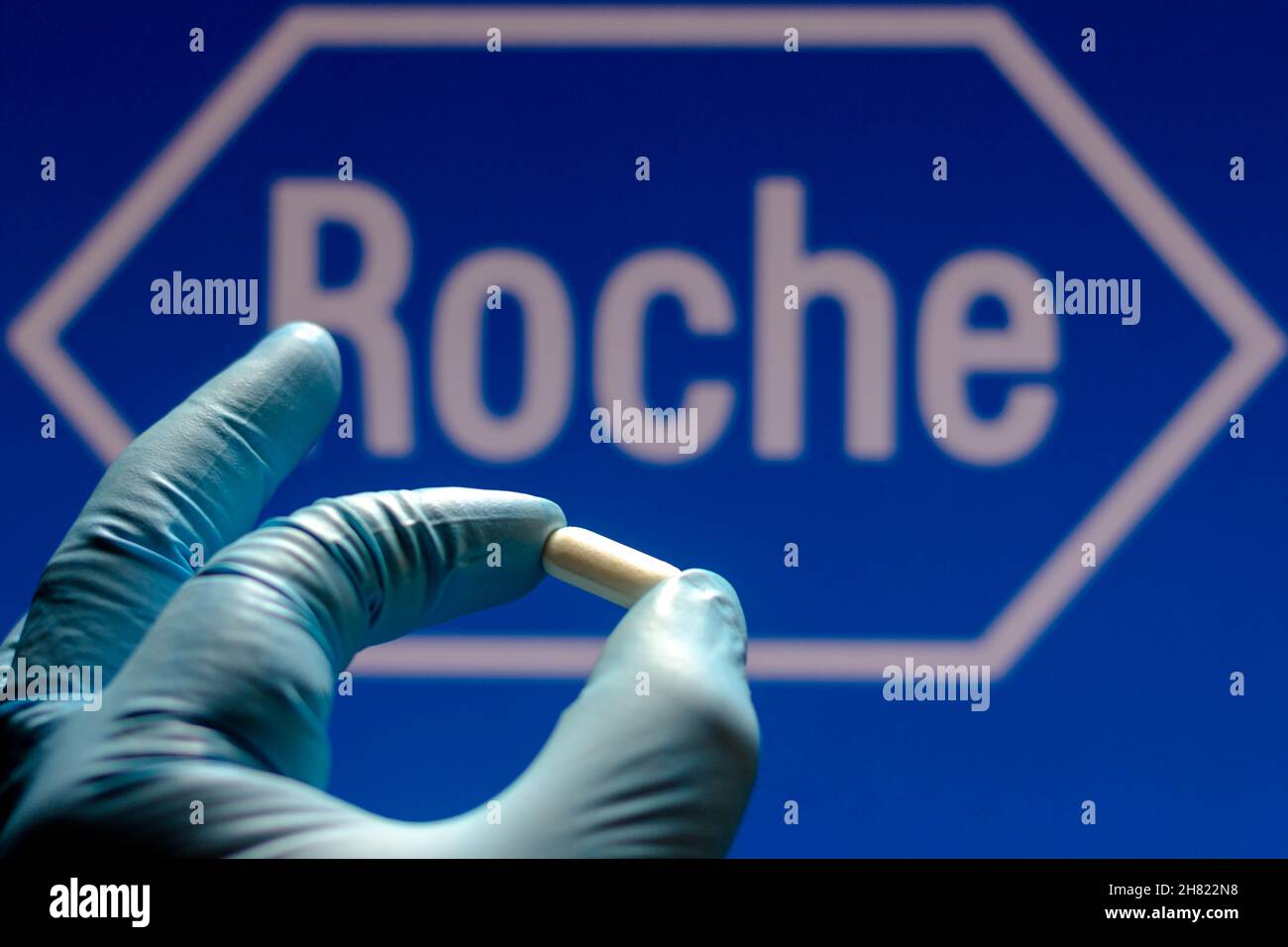 Brasile. 26 novembre 2021. In questa illustrazione della foto un logo di F. Hoffmann-la Roche AG è visto su uno schermo e una mano che tiene una pillola. Credit: SOPA Images Limited/Alamy Live News Foto Stock