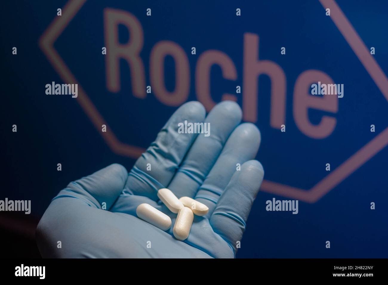 Brasile. 26 novembre 2021. In questa illustrazione di foto un logo F. Hoffmann-la Roche AG è visto su uno schermo e una mano che tiene pillole. Credit: SOPA Images Limited/Alamy Live News Foto Stock