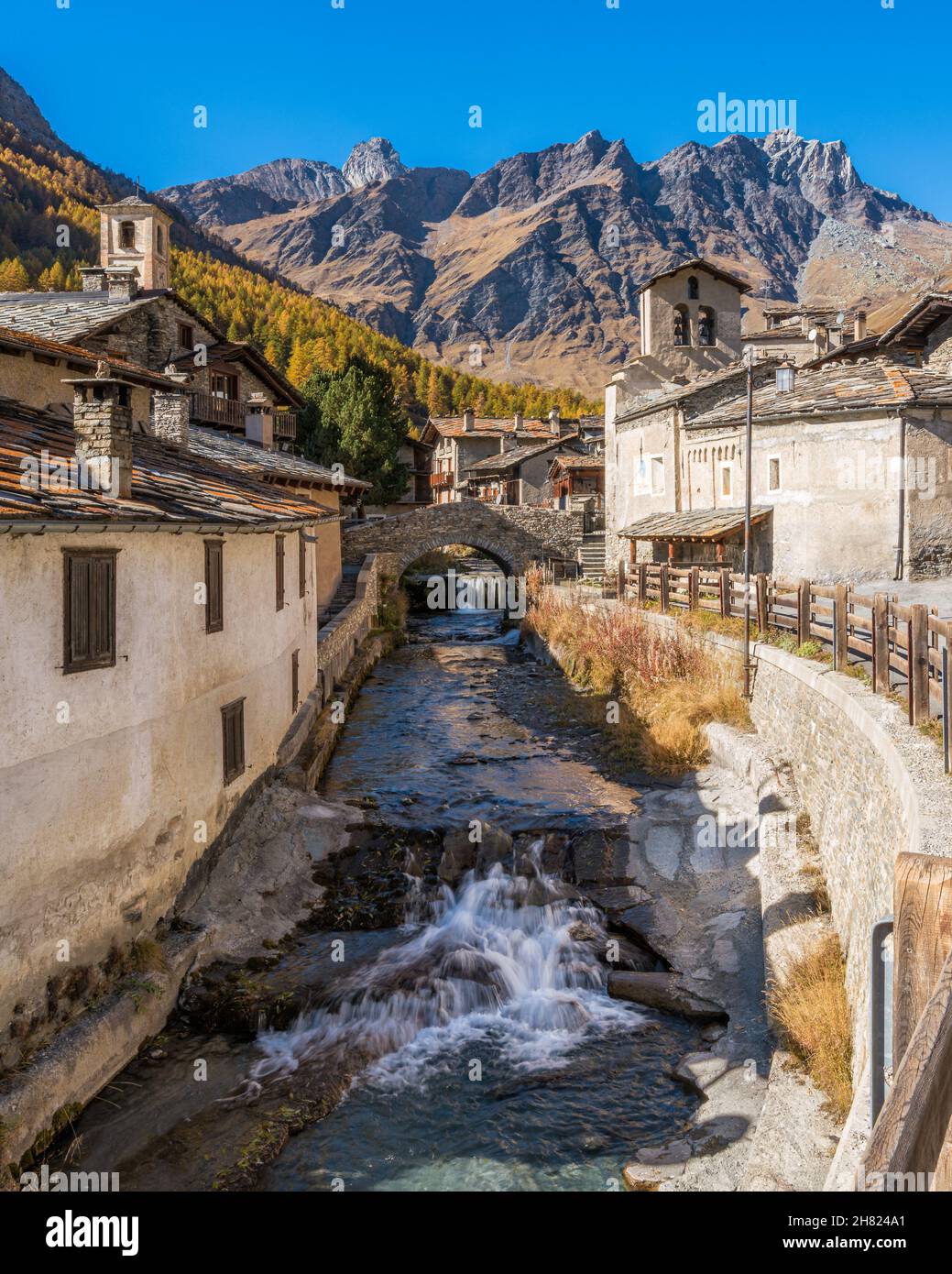 Il pittoresco borgo di Chianale durante la stagione autunnale, in Valle Varaita, Piemonte, nel nord Italia. Foto Stock
