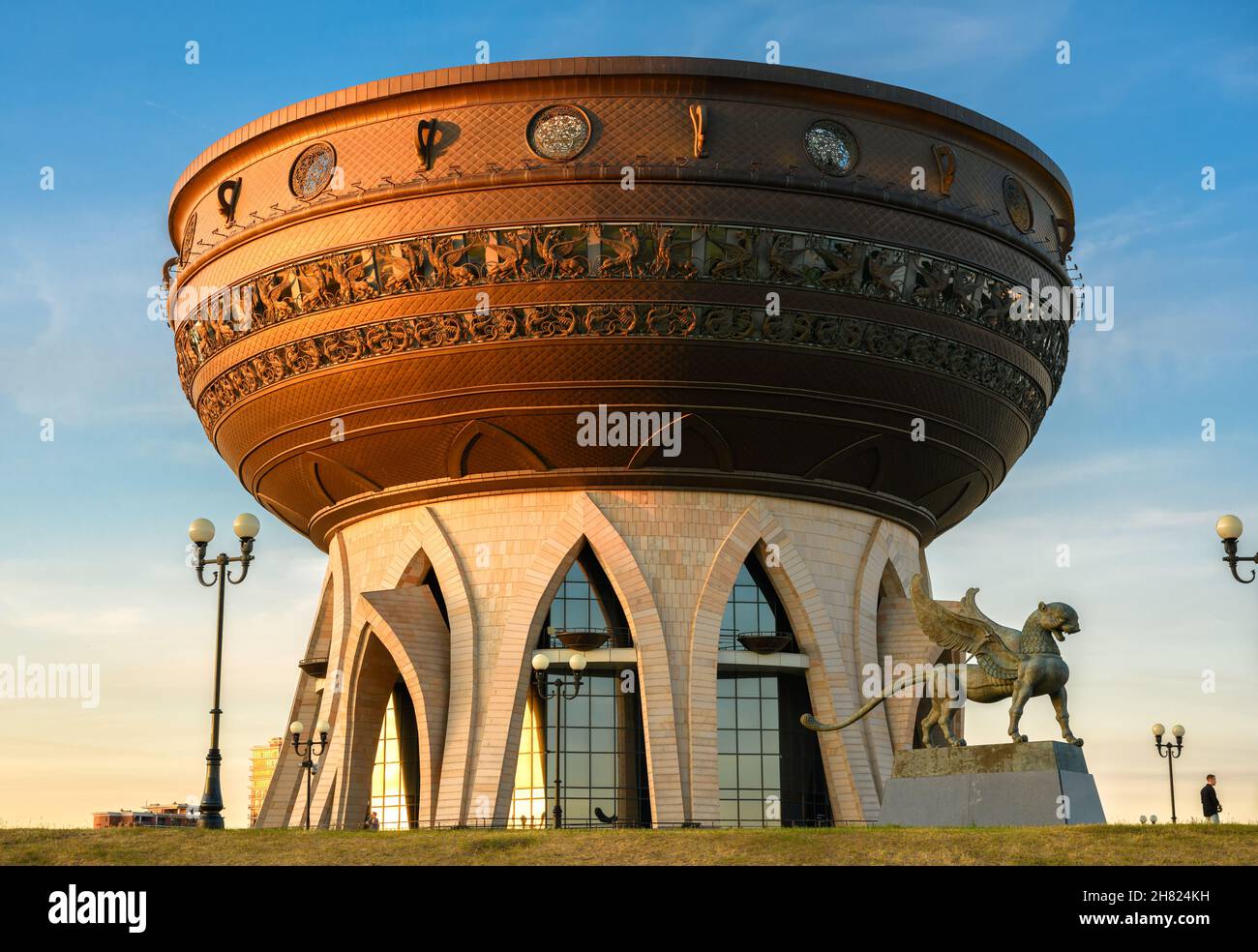 Kazan, Russia - 18 giugno 2021: Palazzo delle nozze o Centro per la Famiglia a Kazan, Tatarstan. E' un punto di riferimento della citta'. Vista di insoliti edifici a forma di Kazan (piatto) Foto Stock