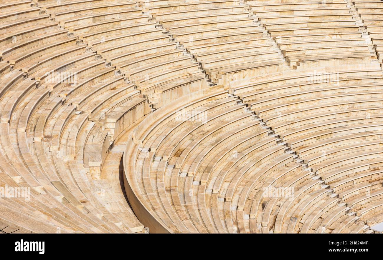 Antico teatro greco con posti a sedere ad Atene, Grecia, Europa. Particolare di Odeon di Erodes Attico, punto di riferimento di Atene. Panorama di sedili in pietra vuoti per bac Foto Stock