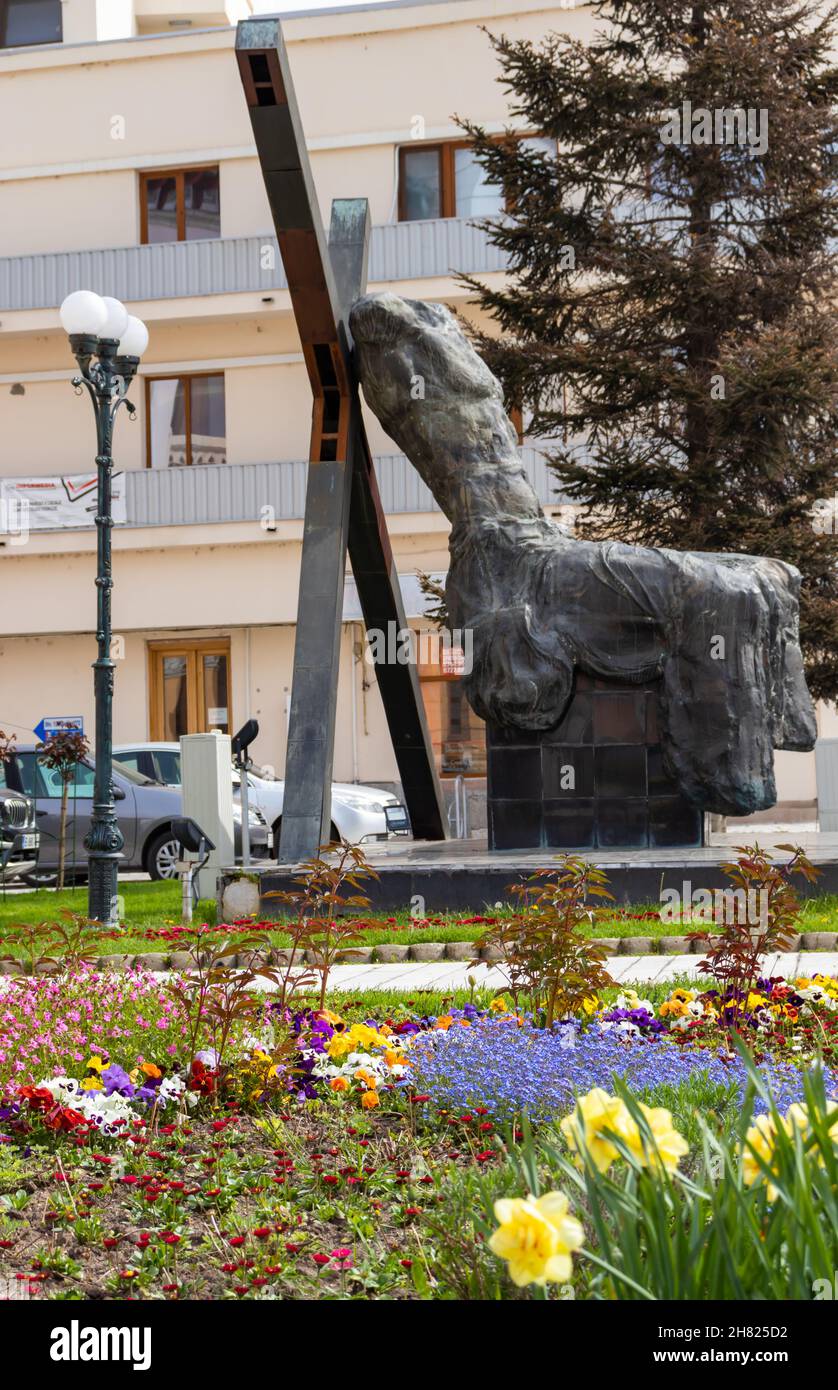 Buzau, Romania, 1 maggio 2021: Foto che illustra il monumento degli eroi di fronte al Palazzo Comunale, nel centro della città Foto Stock