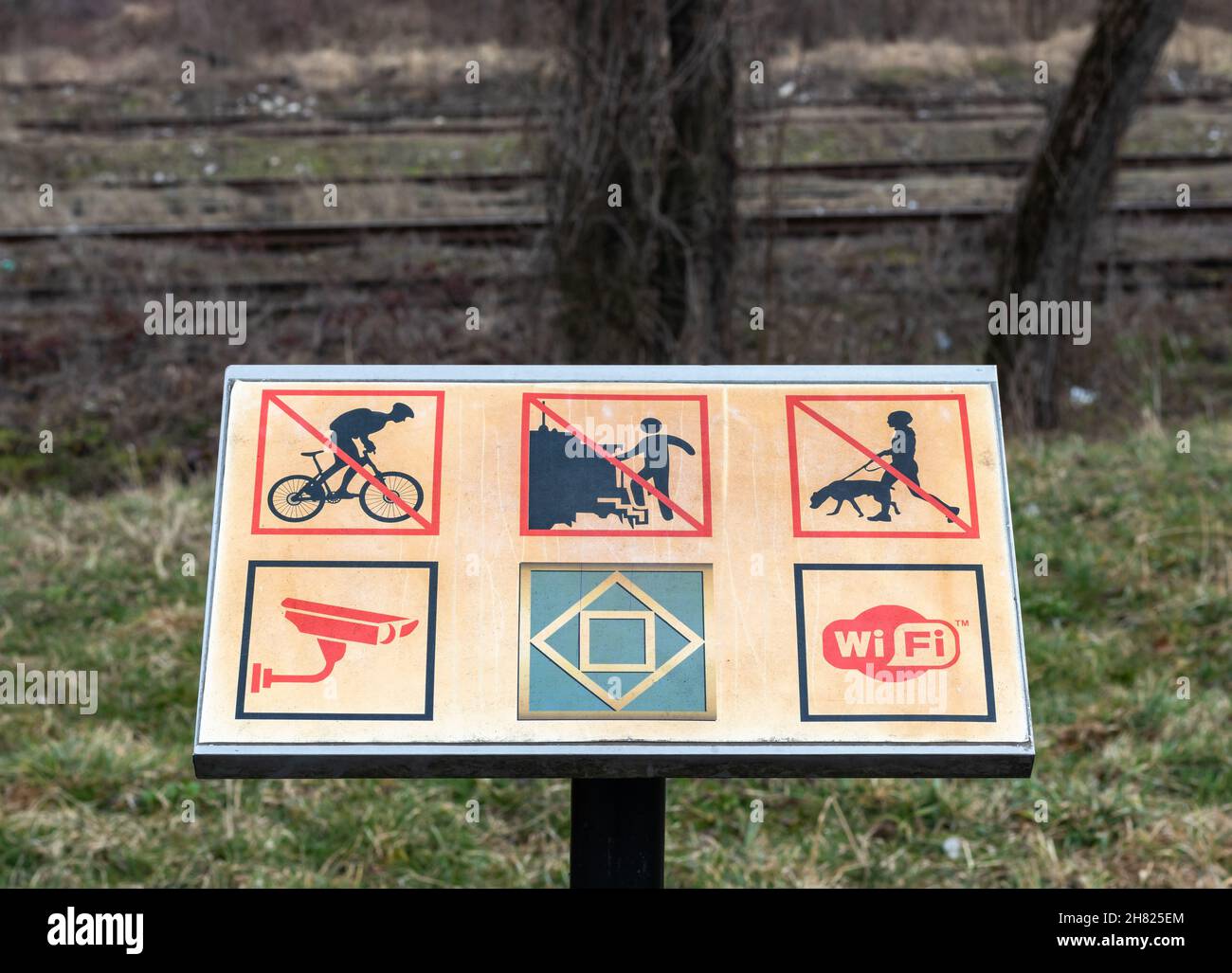 Pannello, cartello informativo dal parco delle locomotive della città di Ritta, che mostra, tra l'altro, che è vietato salire in locomotive Foto Stock