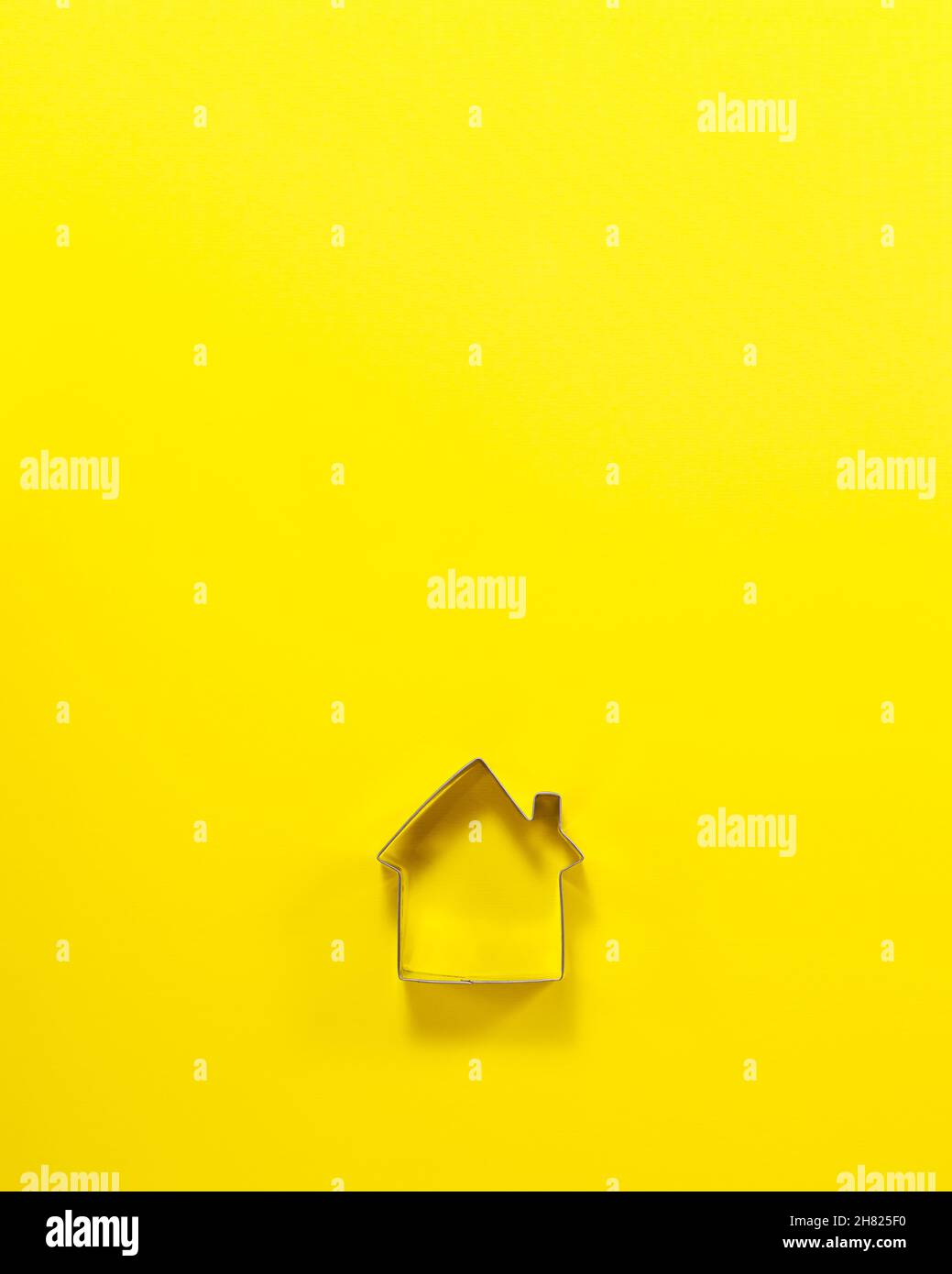 Taglierina in acciaio per biscotti dall'alto. Vista dall'alto Flat Lay. Concetto di cucina dolciaria con spazio di copia su sfondo giallo chiaro Foto Stock