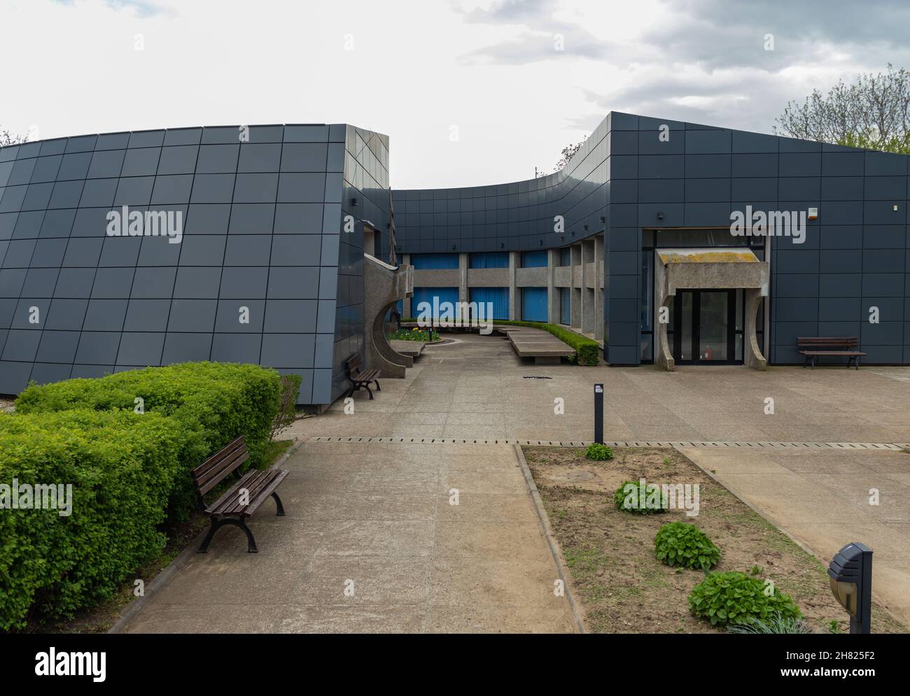 Foto dall'esterno del museo di Marasesti, che mostra l'architettura moderna dell'edificio blu e l'ambiente naturale ben organizzato Foto Stock