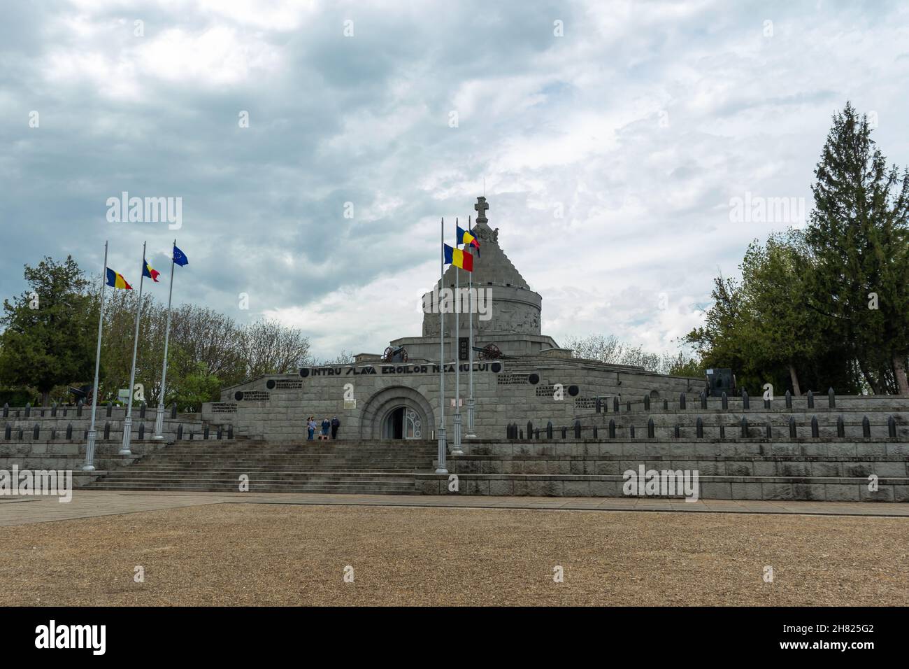 Marasesti, Romania-2 maggio 2021: Il Mausoleo degli Eroi della Nazione fotografato dalla parte anteriore, in cui le mast con la bandiera della Romania Foto Stock