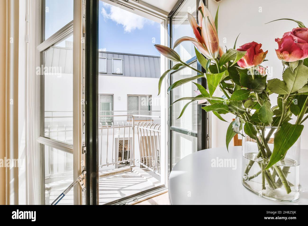 Porte aperte che conducono al balcone con vista meravigliosa Foto Stock