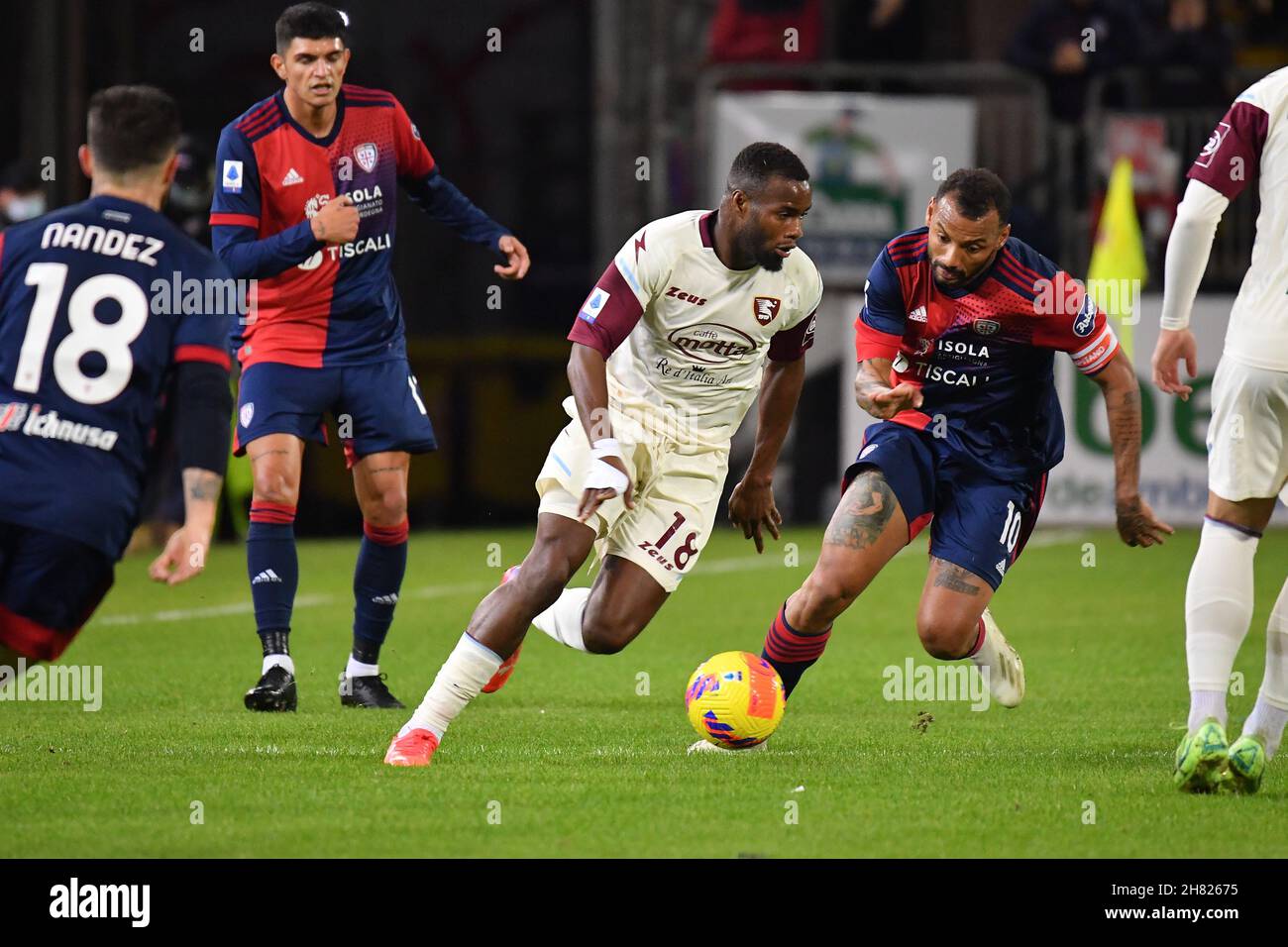 Cagliari, Italia. 26 novembre 2021. Lassana Coulibaly di Salernitana durante Cagliari Calcio vs US Salernitana, Campionato italiano di calcio A partita a Cagliari, Italia, Novembre 26 2021 Credit: Agenzia indipendente di Foto/Alamy Live News Foto Stock