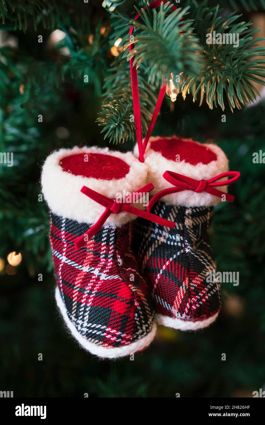 Colorato pagò Boots ornamento di Natale su albero di Natale Foto Stock
