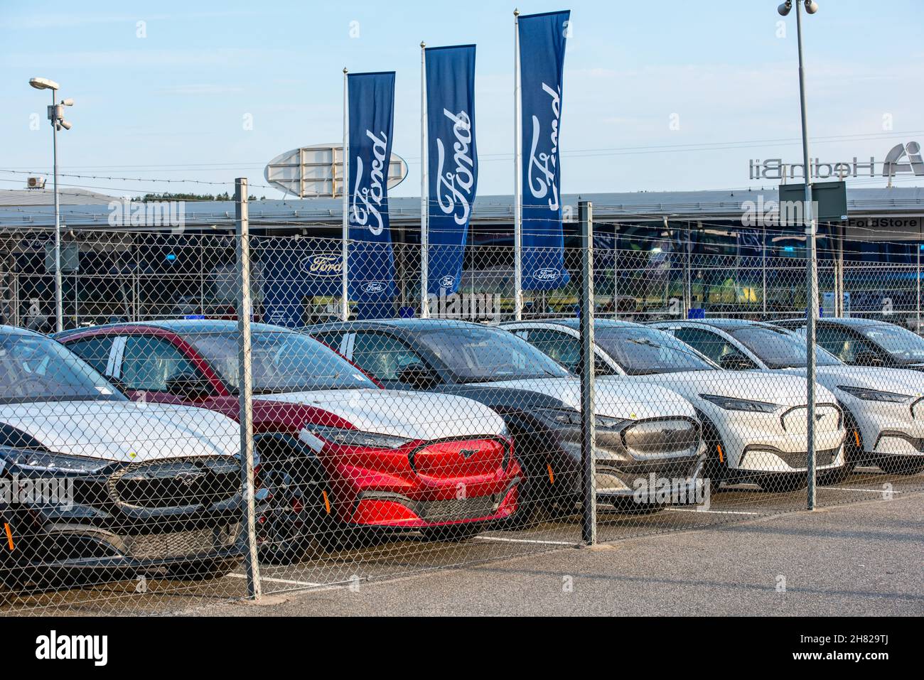 Gothenburg, Svezia - Luglio 25 2021: Ford Mustang Mach-e pronto per la consegna presso una concessionaria Foto Stock