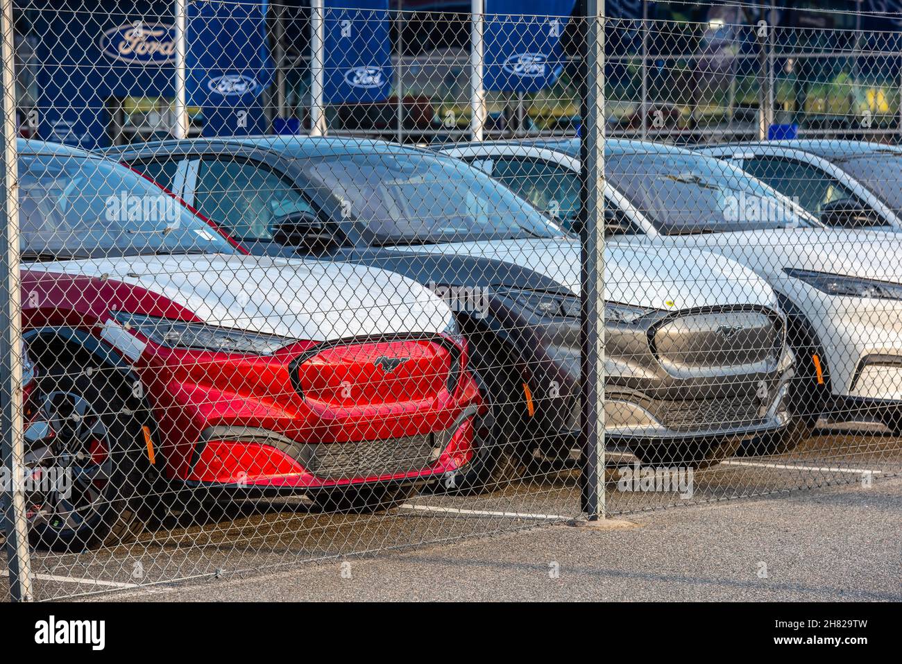Gothenburg, Svezia - Luglio 25 2021: Ford Mustang Mach-e pronto per la consegna presso una concessionaria Foto Stock