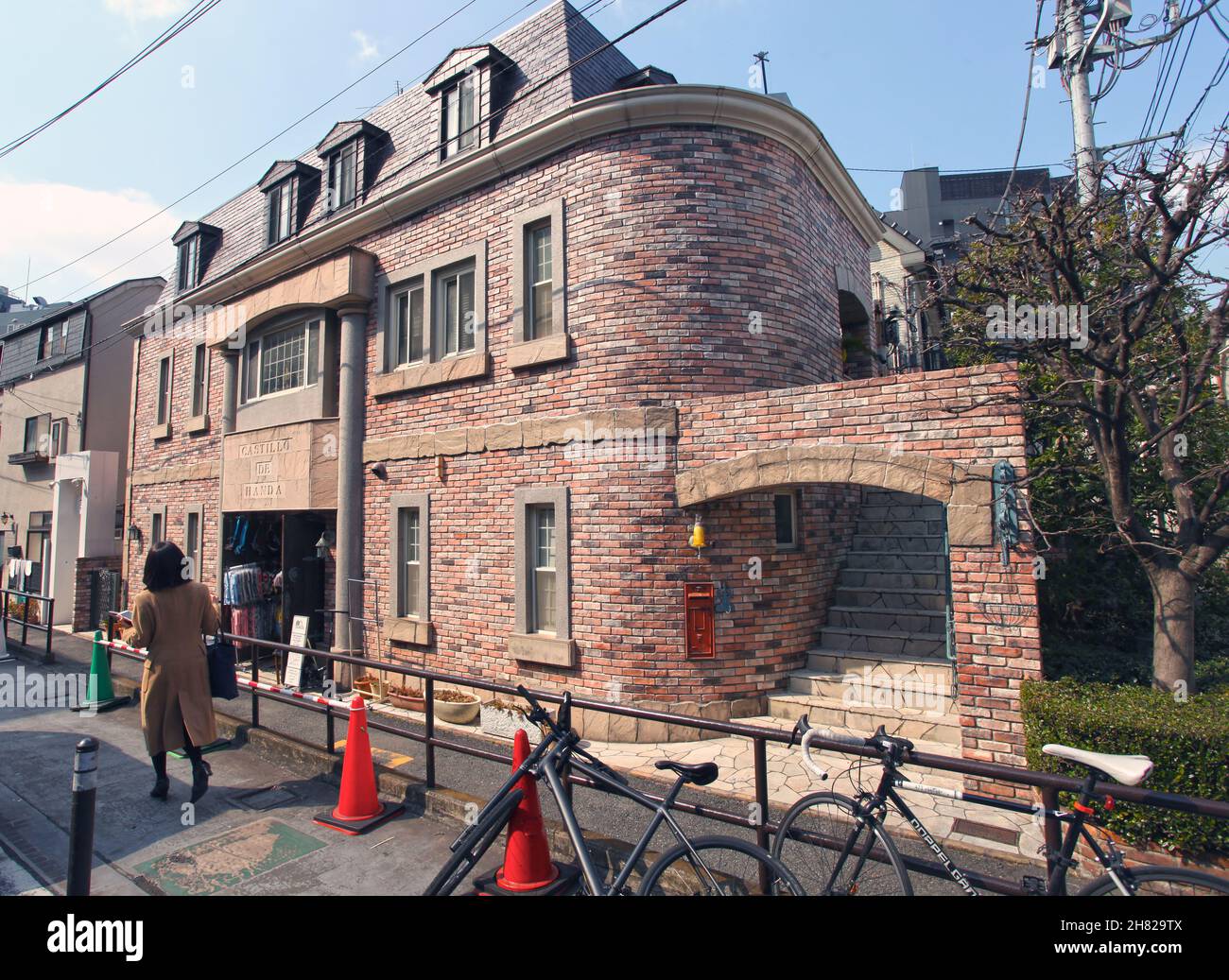 Cat Street a Shibuya City vicino Harajuku, famosa per i suoi negozi bizzarri che vendono abbigliamento e moda, vestiti di seconda mano, ristoranti e negozi di articoli da regalo. Foto Stock