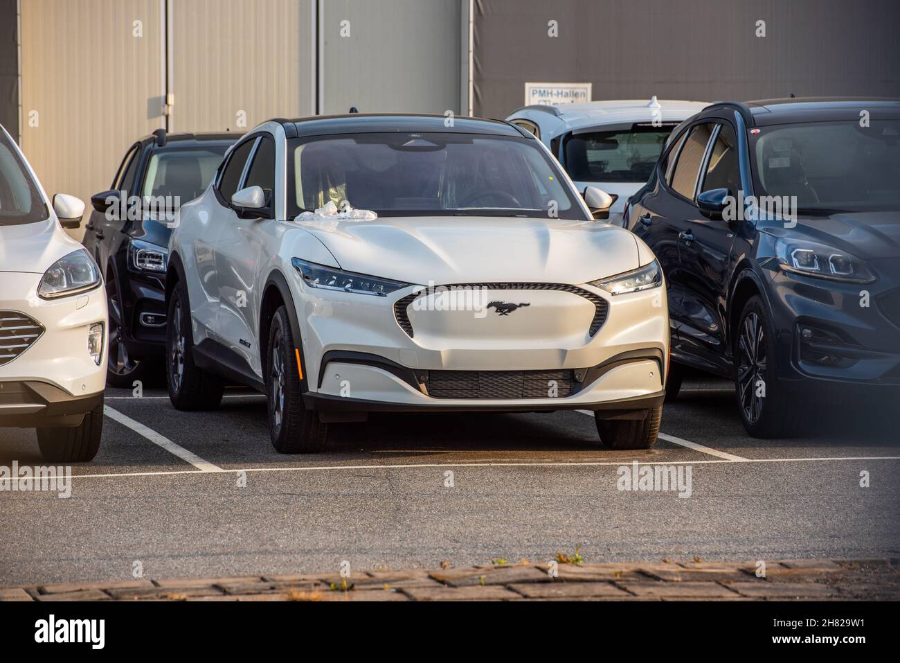 Gothenburg, Svezia - Luglio 25 2021: Ford Mustang Mach-e pronto per la consegna presso una concessionaria Foto Stock