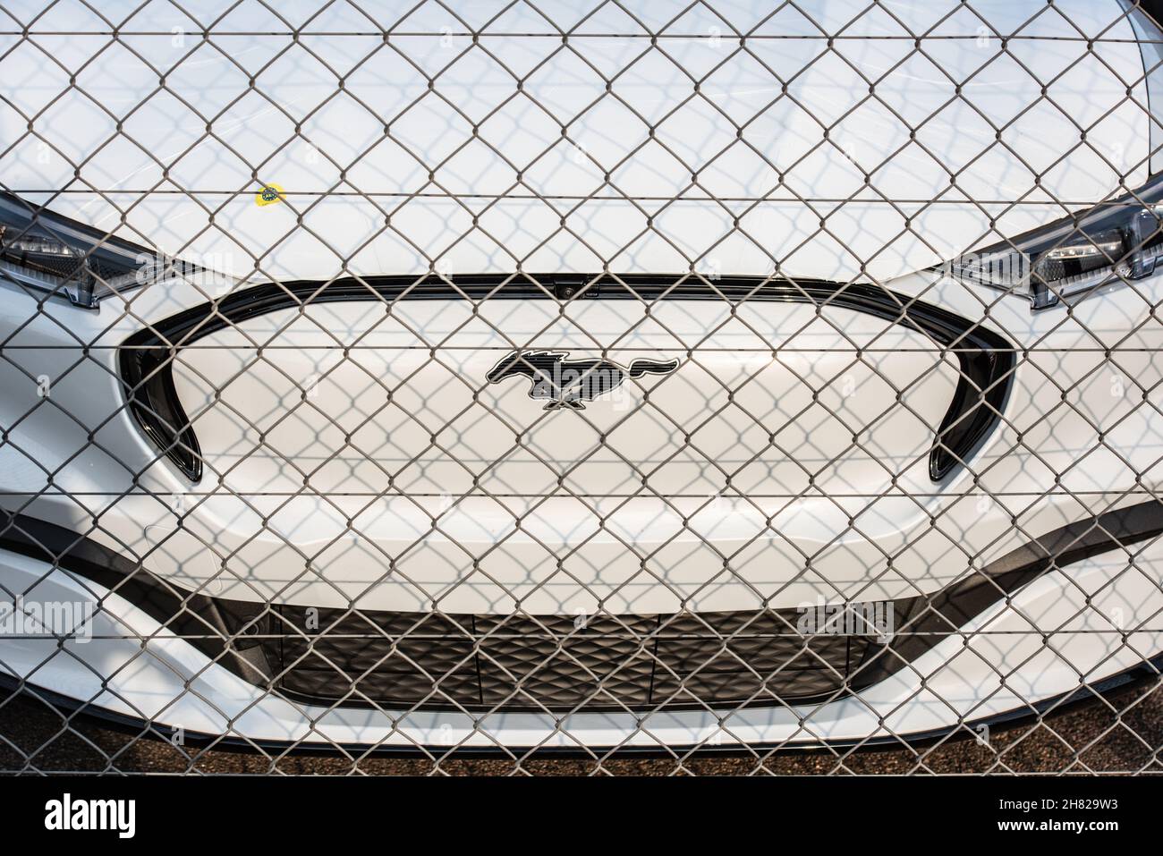 Gothenburg, Svezia - 25 2021 luglio: Ford Mustang Mach-e dietro una recinzione Foto Stock