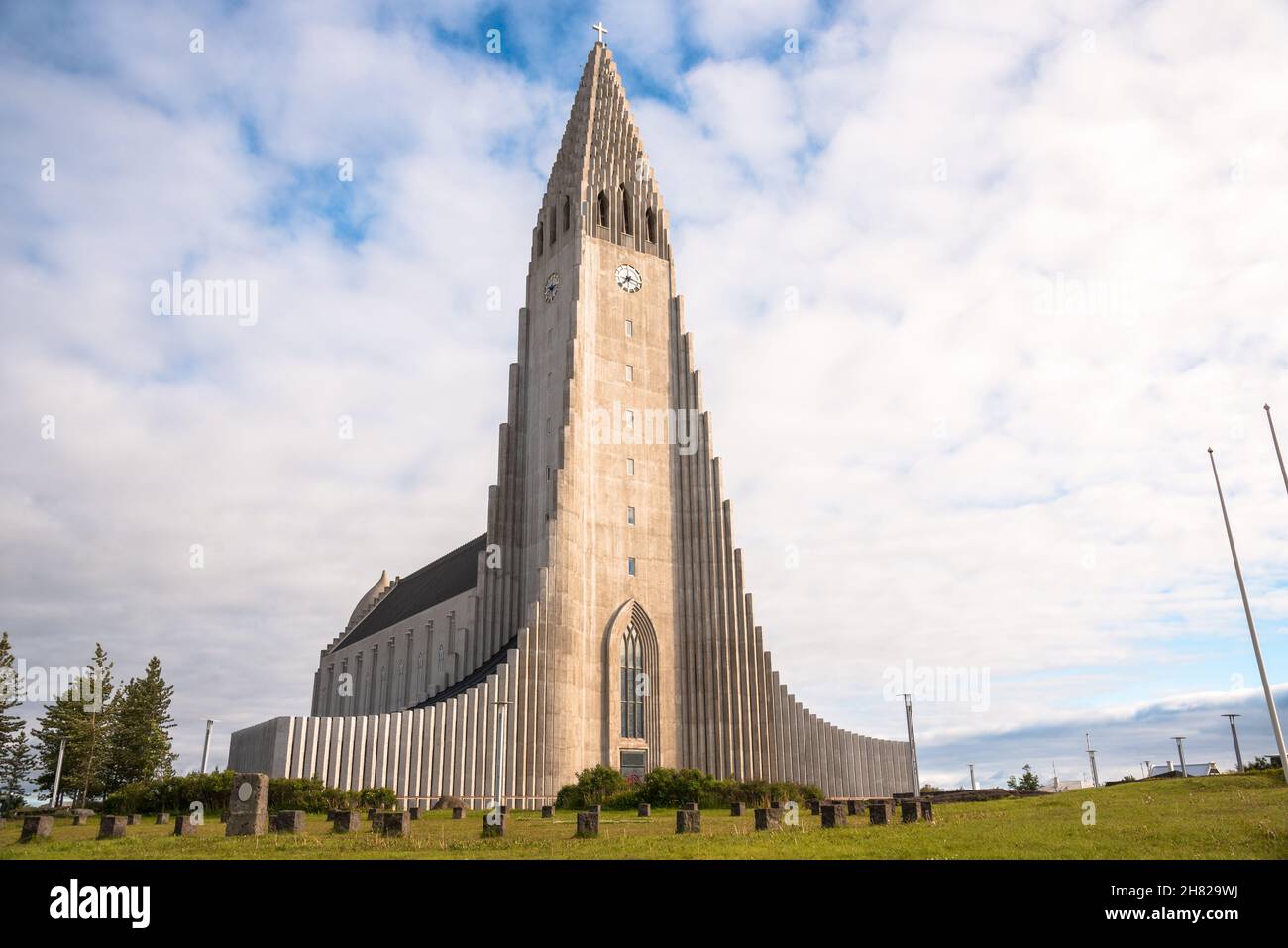 Chiesa di Hallgrimskirkja in una nuvolosa giornata estiva Foto Stock