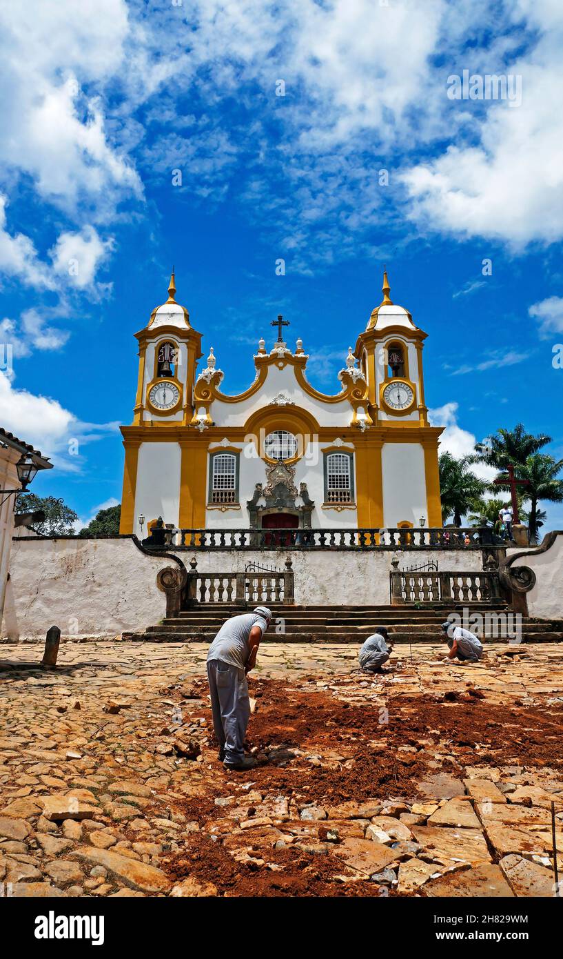 Lavoratori restaurare le pietre di pavimentazione a Tiradentes, Minas Gerais, Brasile Foto Stock
