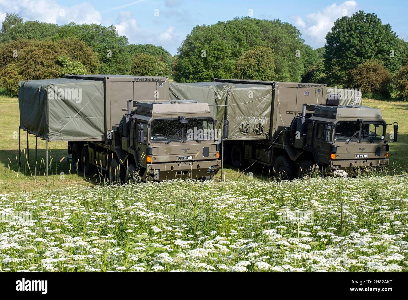 Due Mobile Expandable Container Configurations (MECC) creano un posto di comando tattico sul campo a Swynnerton, Regno Unito, 15 giugno 2021, come parte delle iniziative di sperimentazione e addestramento del corpo di reazione rapida alleato della NATO. Il progetto di comando, controllo e comunicazione LELANTOS è stato implementato in Polonia durante l'esercizio STABILE LEDA 21 per sperimentare nuove tecnologie a sostegno degli obiettivi di formazione della NATO. (Foto di U.S. Army Sgt. Prima classe Elvis Umanzor) Foto Stock