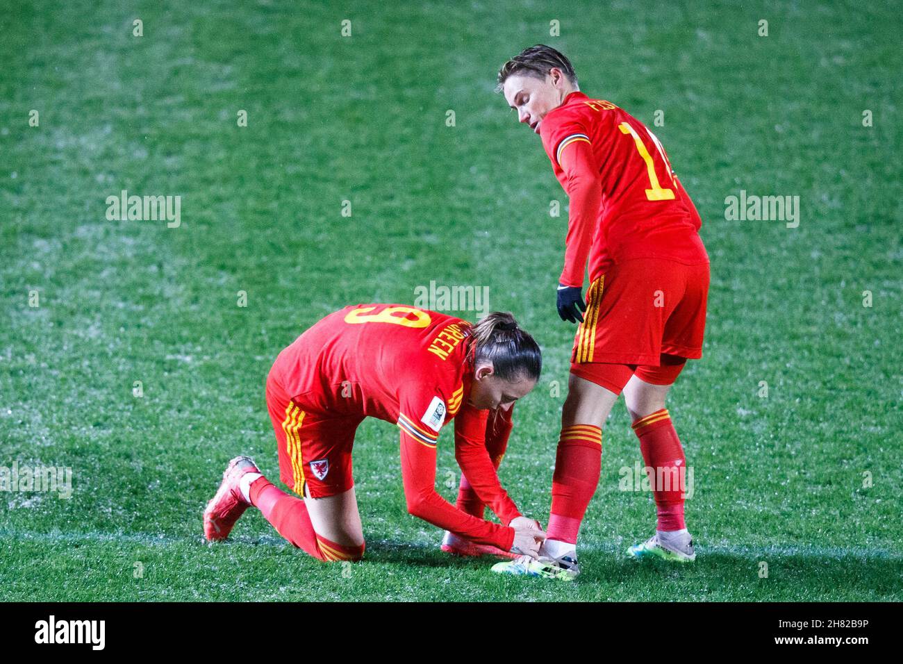 Llanelli, Regno Unito. 26 novembre 2021. Kayleigh Green of Wales lega il bottale di Jess Fishlock durante la partita di qualificazione della Coppa del mondo femminile Galles / Grecia. Credit: Gruffydd Thomas/Alamy Foto Stock