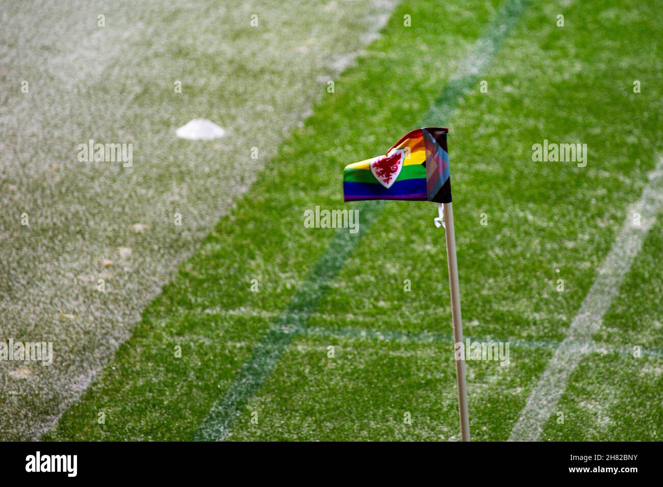 Llanelli, Regno Unito. 26 novembre 2021. Bandiera dell'angolo dell'arcobaleno. Galles / Grecia in un concorso di qualificazione per la Coppa del mondo femminile FIFA al Parc y Scarlets il 26 novembre 2021. Credit: Lewis Mitchell/Alamy Live News Foto Stock