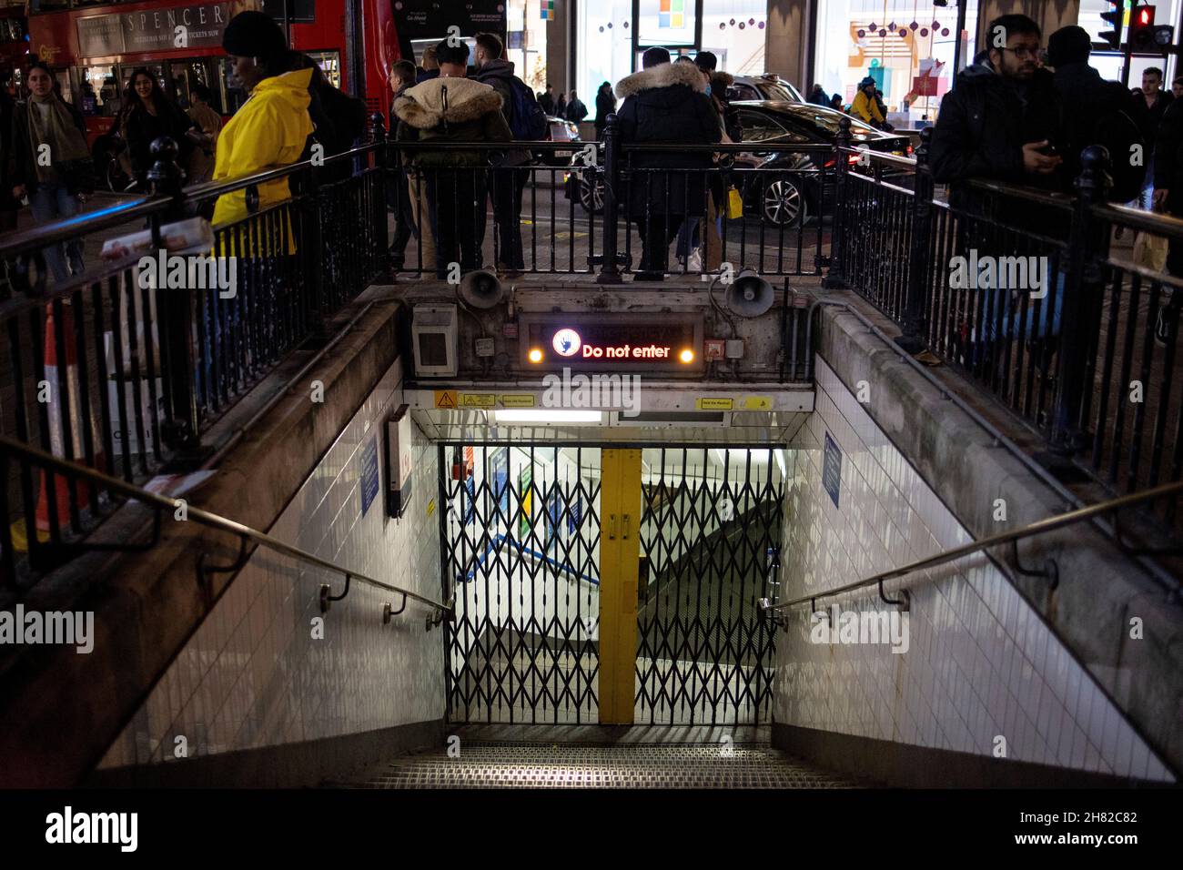 Londra, Regno Unito. 26 novembre 2021. L'Oxford Circus ha chiuso come servizio ridotto a causa dello sciopero della metropolitana di Londra. Il servizio della metropolitana di Londra continua a essere influenzato dagli scioperi delle linee Victoria, Jubilee, Central, Northern e Piccadilly. Gli scioperi industriali sono chiamati dall'Unione ferroviaria, marittima e dei trasporti (RMT) per disputa sul roster del tubo notturno. Credit: SOPA Images Limited/Alamy Live News Foto Stock