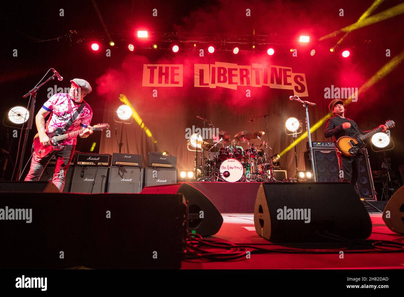 Brighton, Regno Unito. 26 Nov 2021, Pete Doherty (L) Gary Powell (C) e Carl Barât dei Libertines suonano al Brighton Center Credit: Jason Richardson/ Credit: Jason Richardson/Alamy Live News Foto Stock