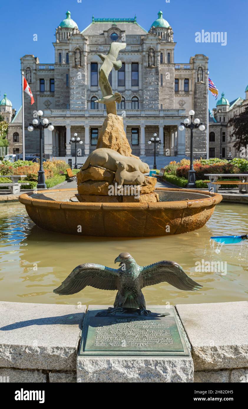 Dettagli della Camera del Parlamento della Columbia Britannica. Fontana di fronte all'edificio del parlamento del governo della British Columbia Victoria Foto Stock