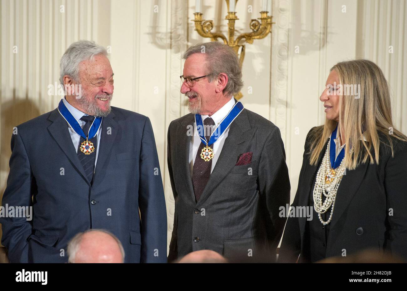 Compositore e paroliere Stephen Sondheim, sinistra, American film del regista, produttore, filantropo e imprenditore Steven Spielberg, centro e cantante, attrice, regista e cantautore di Barbra Streisand, destra, dopo aver ricevuto la medaglia presidenziale della libertà dal presidente degli Stati Uniti Barack Obama nel corso di una cerimonia che si terrà nella Sala Est della Casa Bianca di Washington, DC Martedì, Novembre 24, 2015. La medaglia è il più alto di noi civili di onore, presentato ad individui che hanno reso particolarmente meritori contributi alla sicurezza o gli interessi nazionali degli Stati Uniti per la pace nel mondo o alla cultura Foto Stock