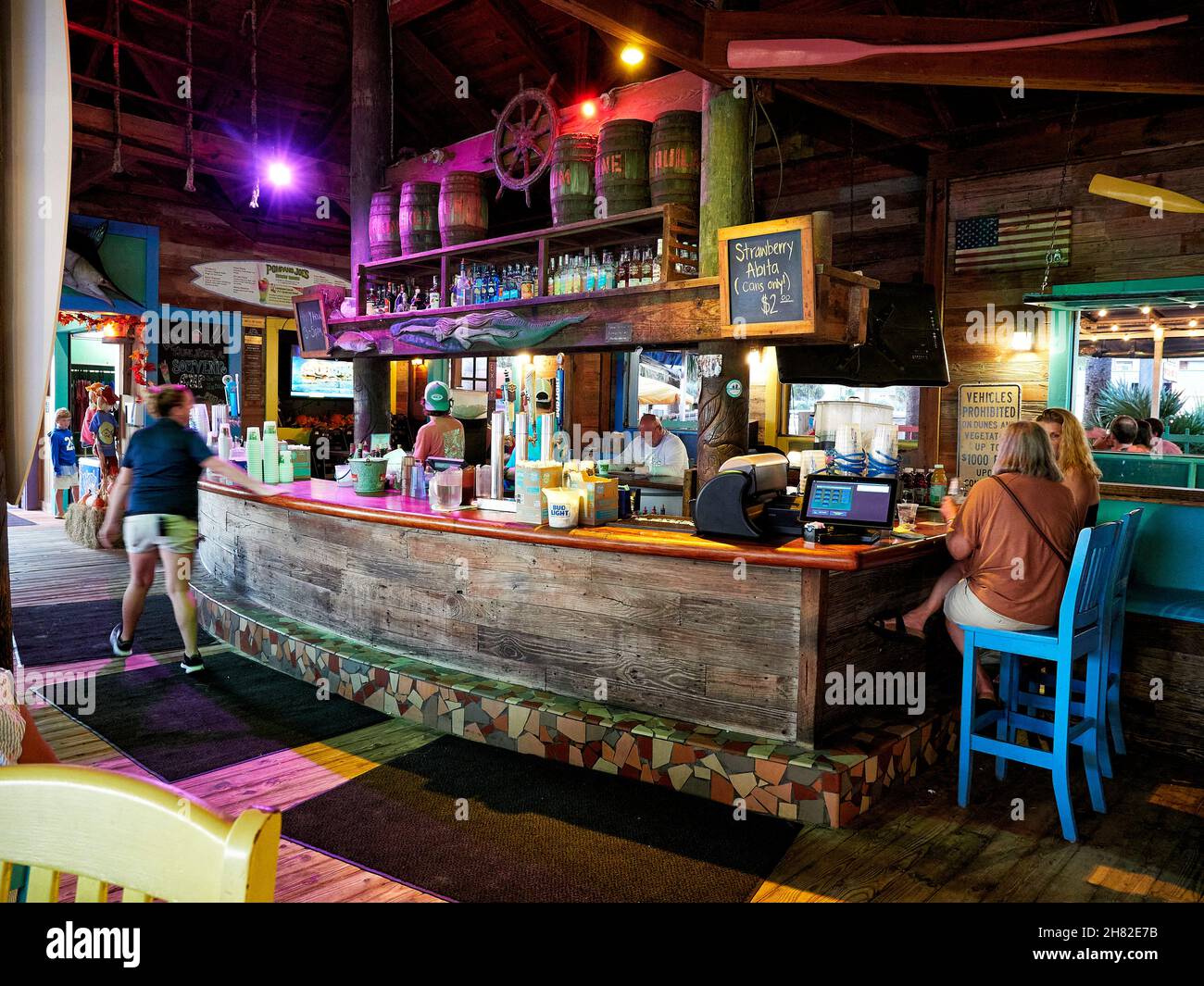 Pompano Joe's, bar e ristorante sulla spiaggia, bar interno con clienti o clienti e barman a Destin Florida, USA. Foto Stock