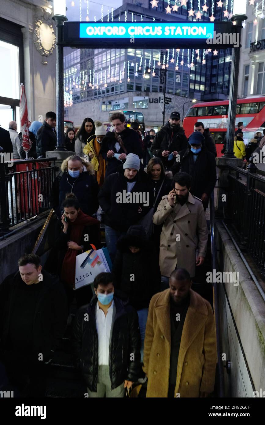 Londra, Regno Unito, 26 novembre 2021, i membri della RMT Union hanno fatto il loro tour nel primo dei sette colpi della metropolitana in una disputa sui rotas del personale per la Night Tube, che riprende il 27 novembre. Il primo sciopero - il Black Friday apparentemente non ha scoraggiato gli acquirenti dal viaggiare nel West End attraverso il servizio ridotto che funziona al 60% della capacità normale. Credit: Undicesima ora Fotografia/Alamy Live News Foto Stock