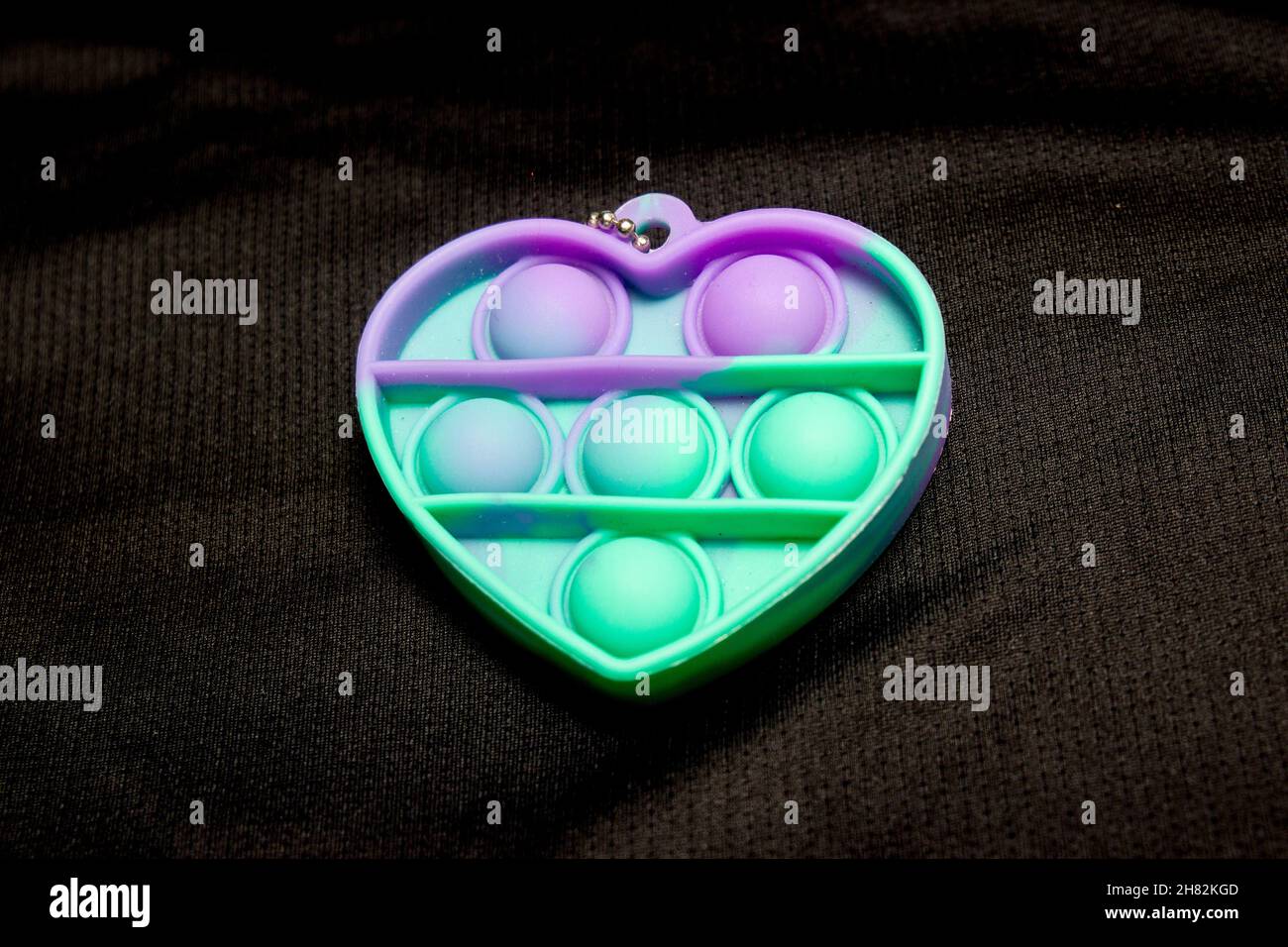 Giocattolo pop nella forma di un cuore su uno sfondo nero a Rio de Janeiro. Foto Stock