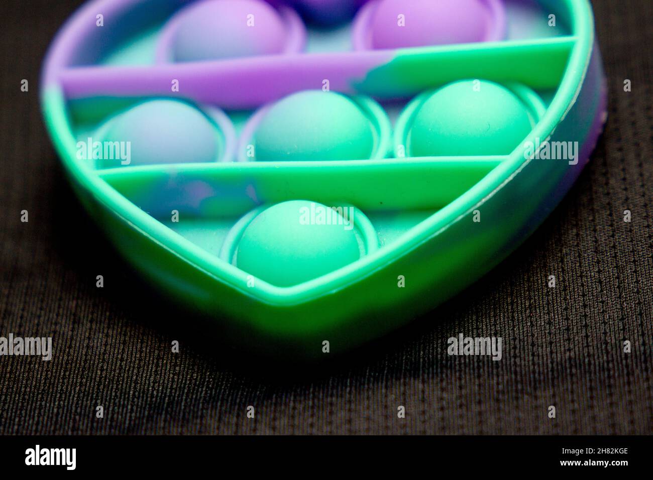 Giocattolo pop nella forma di un cuore su uno sfondo nero a Rio de Janeiro. Foto Stock