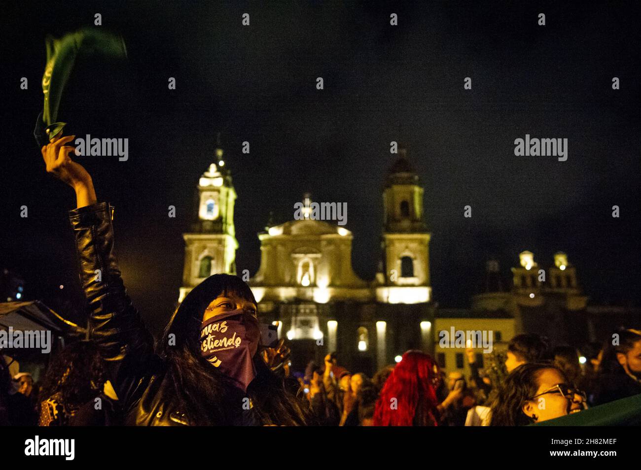 Le donne partecipano alla Giornata Internazionale per l'eliminazione della violenza contro le donne, che si terrà a Bogotà, Colombia, il 25 novembre 2021. Foto Stock