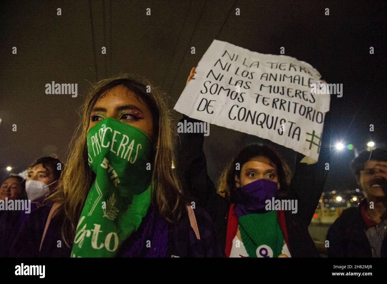 I manifestanti hanno striscioni e segni contro le donne che subiscono violenza durante la Giornata Internazionale per l'eliminazione della violenza contro le donne che si è tenuta a Bogotà, Colombia, il 25 novembre 2021. Foto Stock