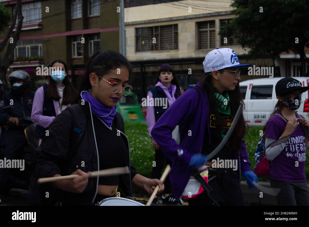 Le donne partecipano alla Giornata Internazionale per l'eliminazione della violenza contro le donne, che si terrà a Bogotà, Colombia, il 25 novembre 2021. Foto Stock