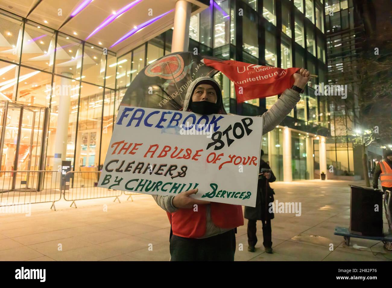 Si vede un protestore con un cartello che dice 'Facebook, Fermare l'abuso dei vostri pulitori da parte di Churchill Services' durante una protesta al di fuori della sede centrale di Facebook a Warren Street a Londra. Il gruppo di manifestanti guidati dall'Independent Workers Union ha protestato presso l'ufficio di Facebook London dopo aver aumentato il carico di lavoro senza un aumento salariale. Jones Lang LaSalle (JLL) ha esternalizzato gli obblighi di pulizia a Churchill Services per pulire l'ufficio di Facebook. Inoltre, presunto maltrattarono le pulitrici che portarono alla protesta. (Foto di Belinda Jiao/SOPA Images/Sipa USA) Foto Stock