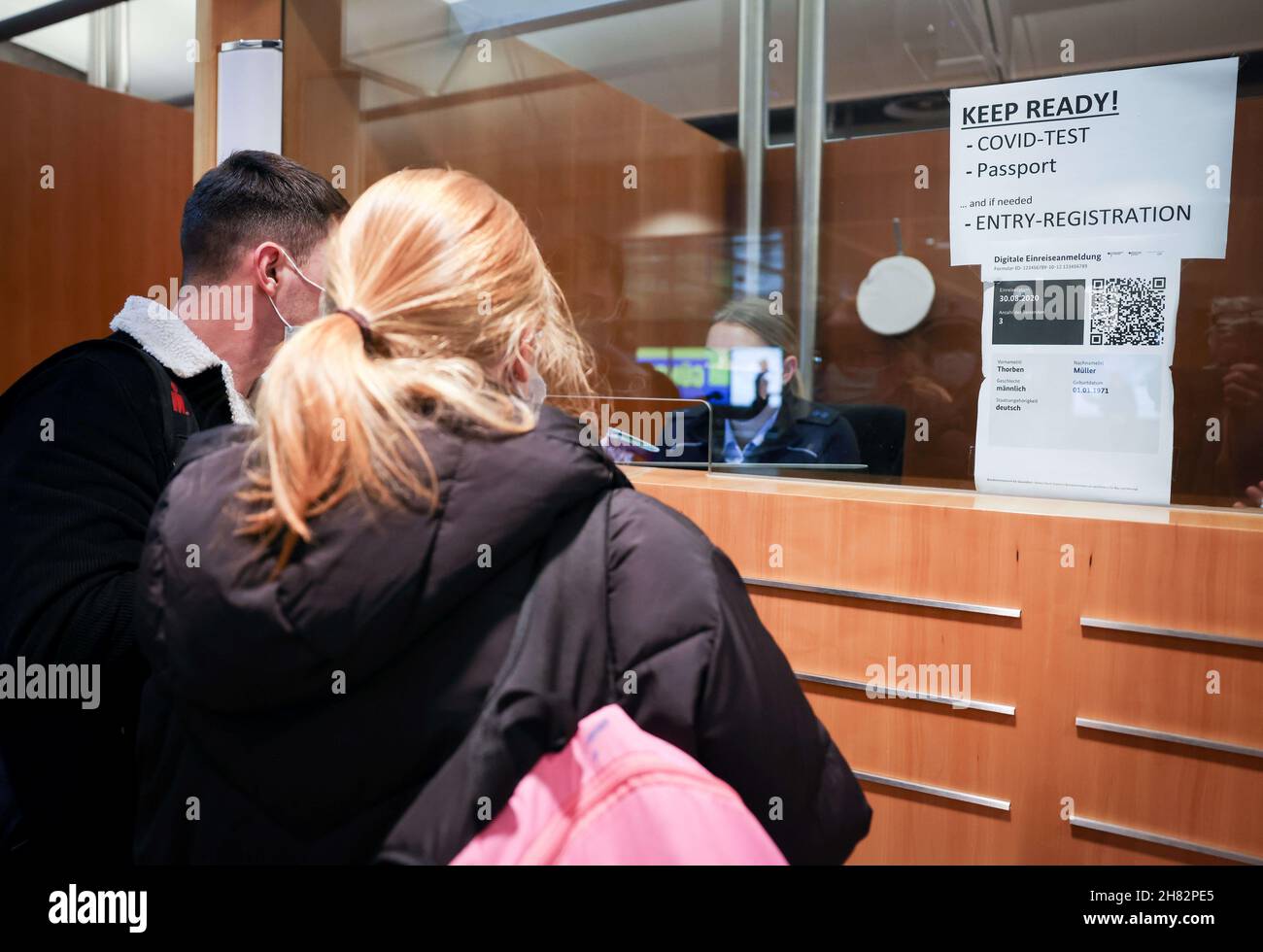 Amburgo, Germania. 25 Nov 2021. I passeggeri in arrivo su un volo da Dublino devono presentare un test Covid o una prova della vaccinazione, nonché la registrazione dell'ingresso, oltre al loro documento d'identità, al controllo dell'ingresso della polizia federale. A causa delle regole di viaggio più severe di Corona, i viaggiatori devono anche aspettarsi tempi di attesa più lunghi all'aeroporto di Amburgo quando entrano nel paese. Credit: Christian Charisius/dpa/Alamy Live News Foto Stock