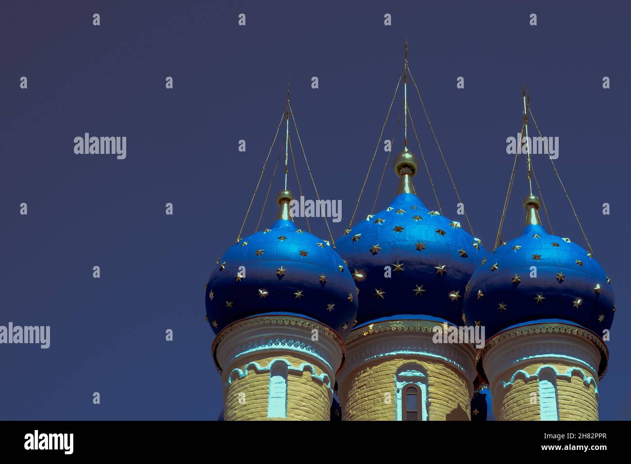 Chiesa in Russia e cielo blu. Foto di alta qualità Foto Stock