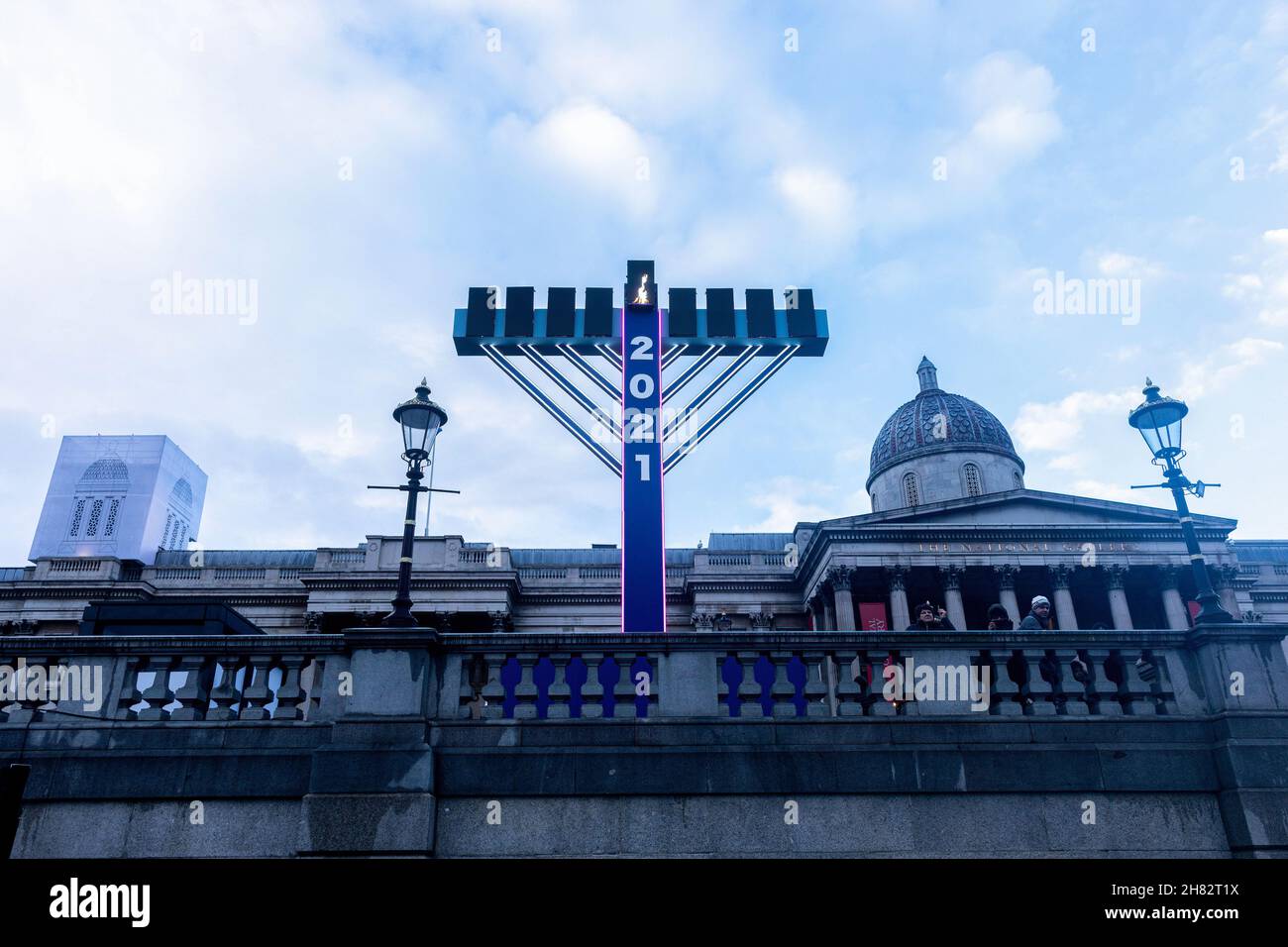 Londra, Regno Unito. 26 novembre 2021. A Trafalgar Square di Londra si illumina un gigantesco menorah.Hanukkah, noto anche come Festival delle luci, è un festival ebraico che commemora il recupero di Gerusalemme. L'evento è organizzato dal Consiglio Ebraico di Leadership, dal Chabad Lubavitch, dal Regno Unito e dal Foro Ebraico di Londra. Anche il sindaco di Londra, Sadiq Khan, ha sostenuto l'evento. Credit: SOPA Images Limited/Alamy Live News Foto Stock