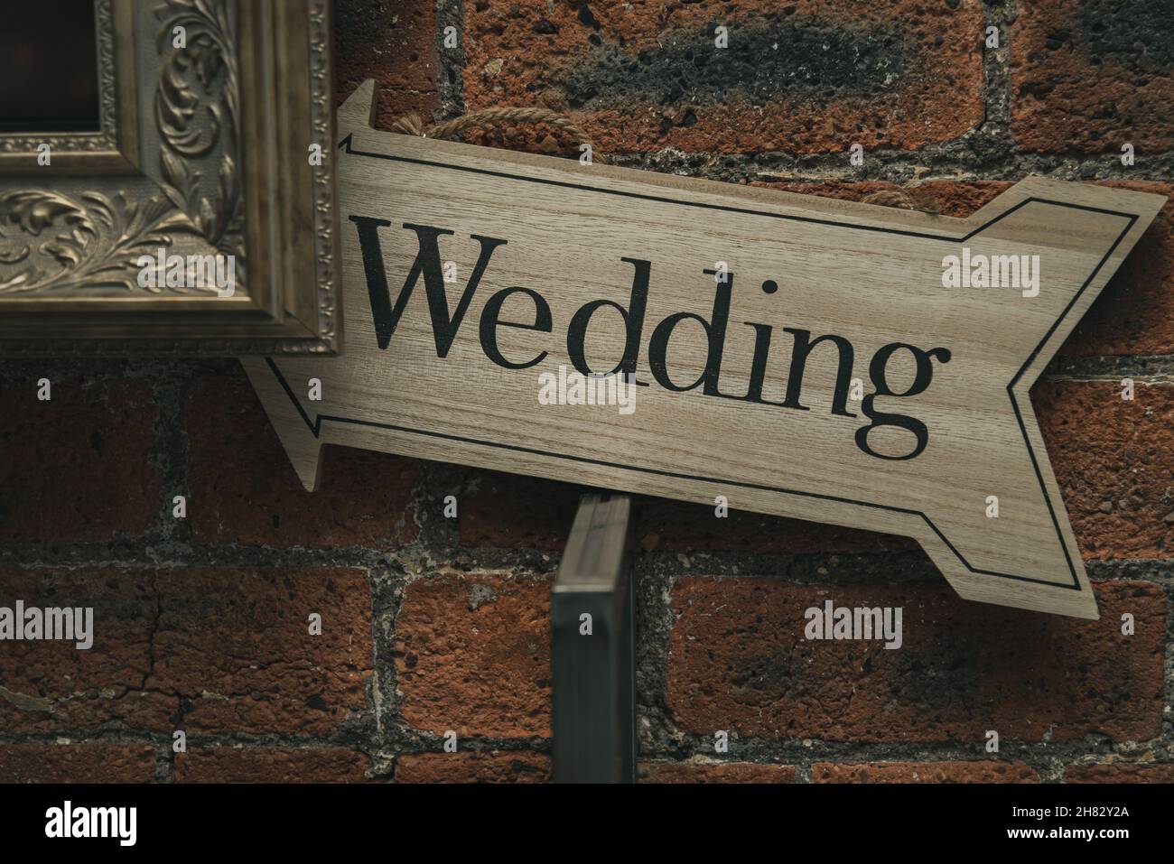 Il cartello per matrimoni indica la strada Foto Stock
