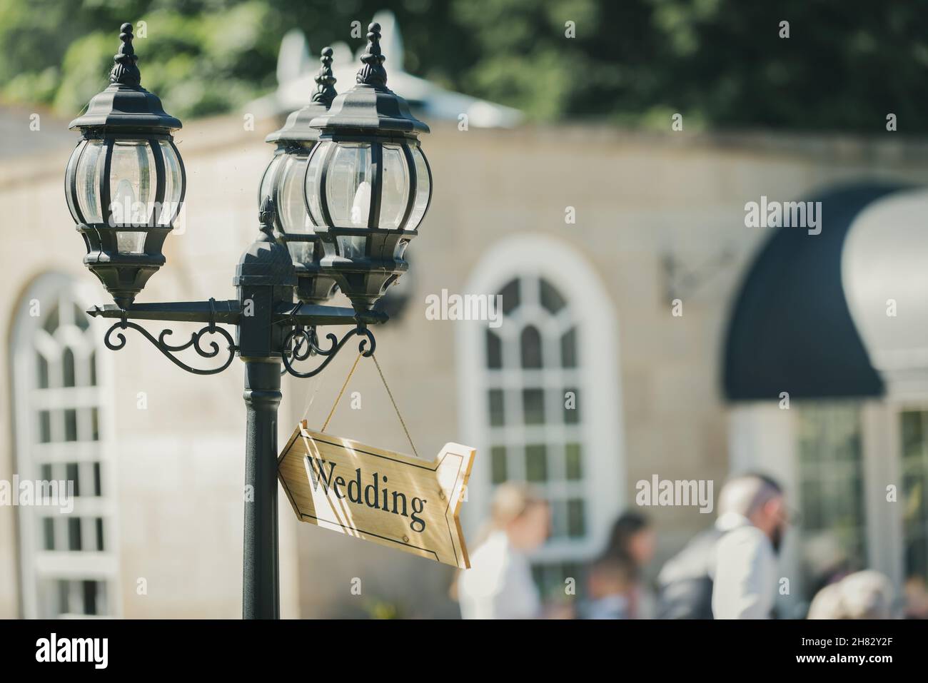 Il cartello di nozze oscilla da un lampione d'epoca Foto Stock