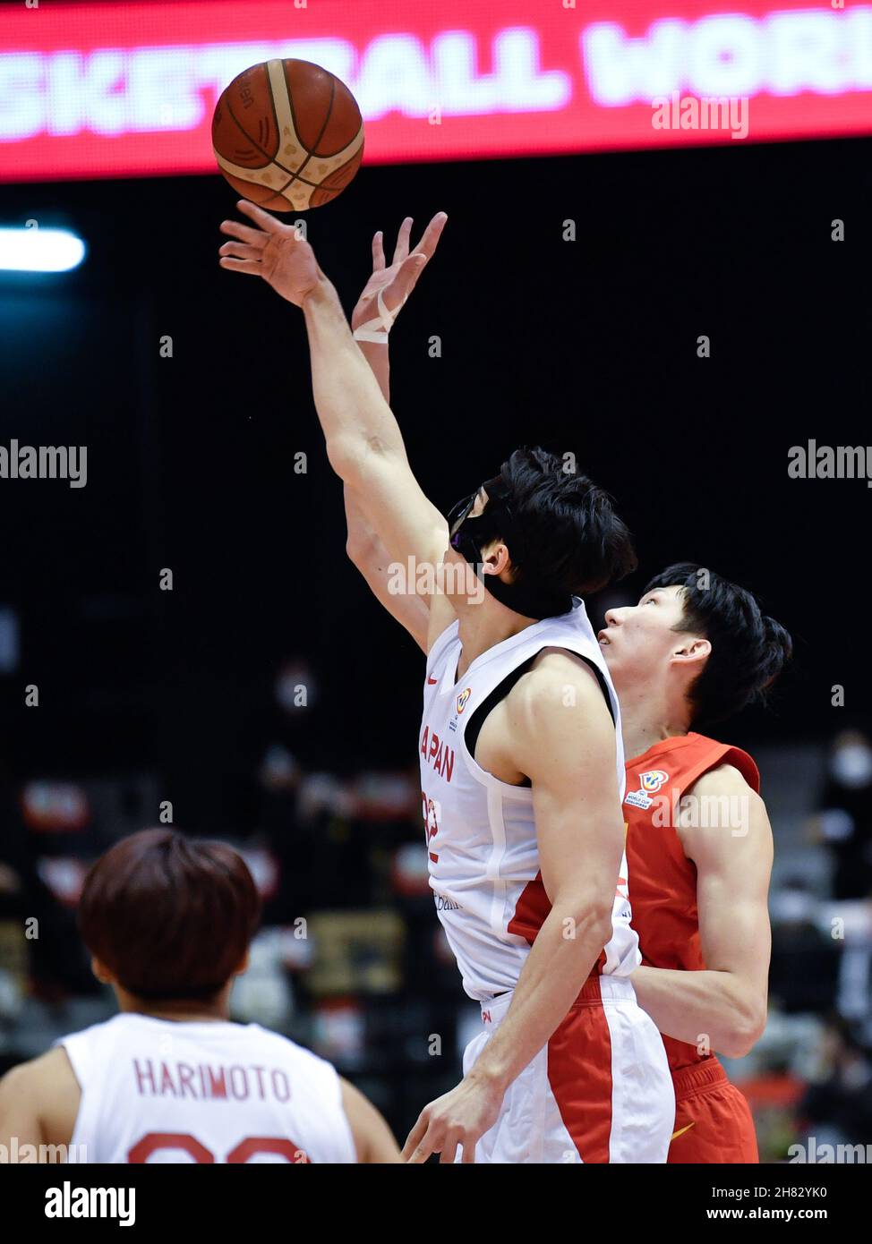 Sendai, Giappone. 27 novembre 2021. Zhou Qi (R) della Cina vies con Schafer avi Koki del Giappone durante una partita di gruppo B tra Cina e Giappone dei qualificatori asiatici della Coppa del mondo di pallacanestro FIBA alla Xebio Arena di Sendai, Giappone, il 27 novembre 2021. Credit: Zhang Xiaoyu/Xinhua/Alamy Live News Foto Stock
